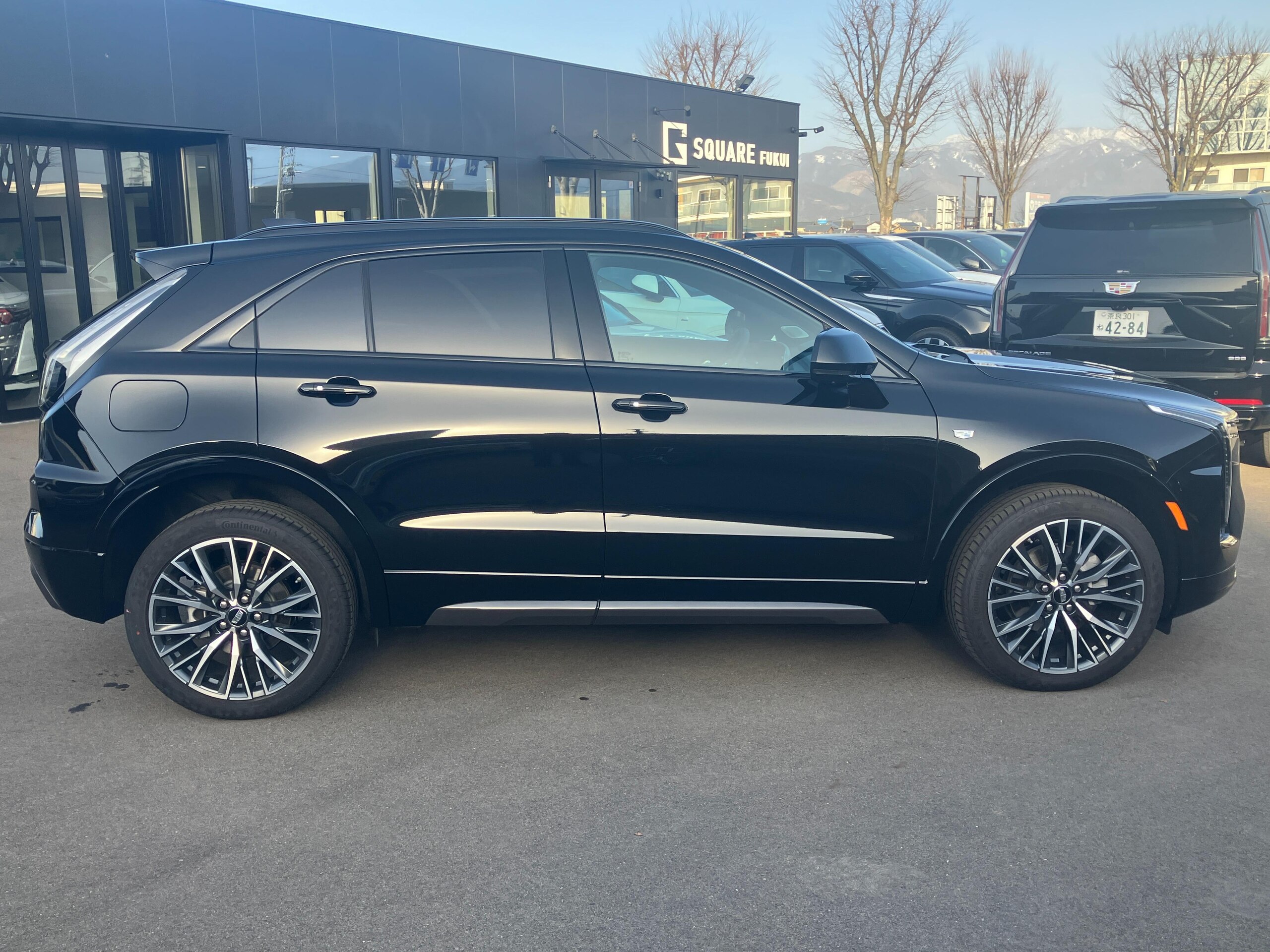 2025 Cadillac XT4 - キャデラック XT4 スポーツ 4WD 左ハンドル/ブラック/ワンオーナー/内装ブラック/ヘッドアップディスプレイ/フロント・サイド・バックカメラ/デジタルメーター/電動パワーシート/電動リアゲート/オートライト