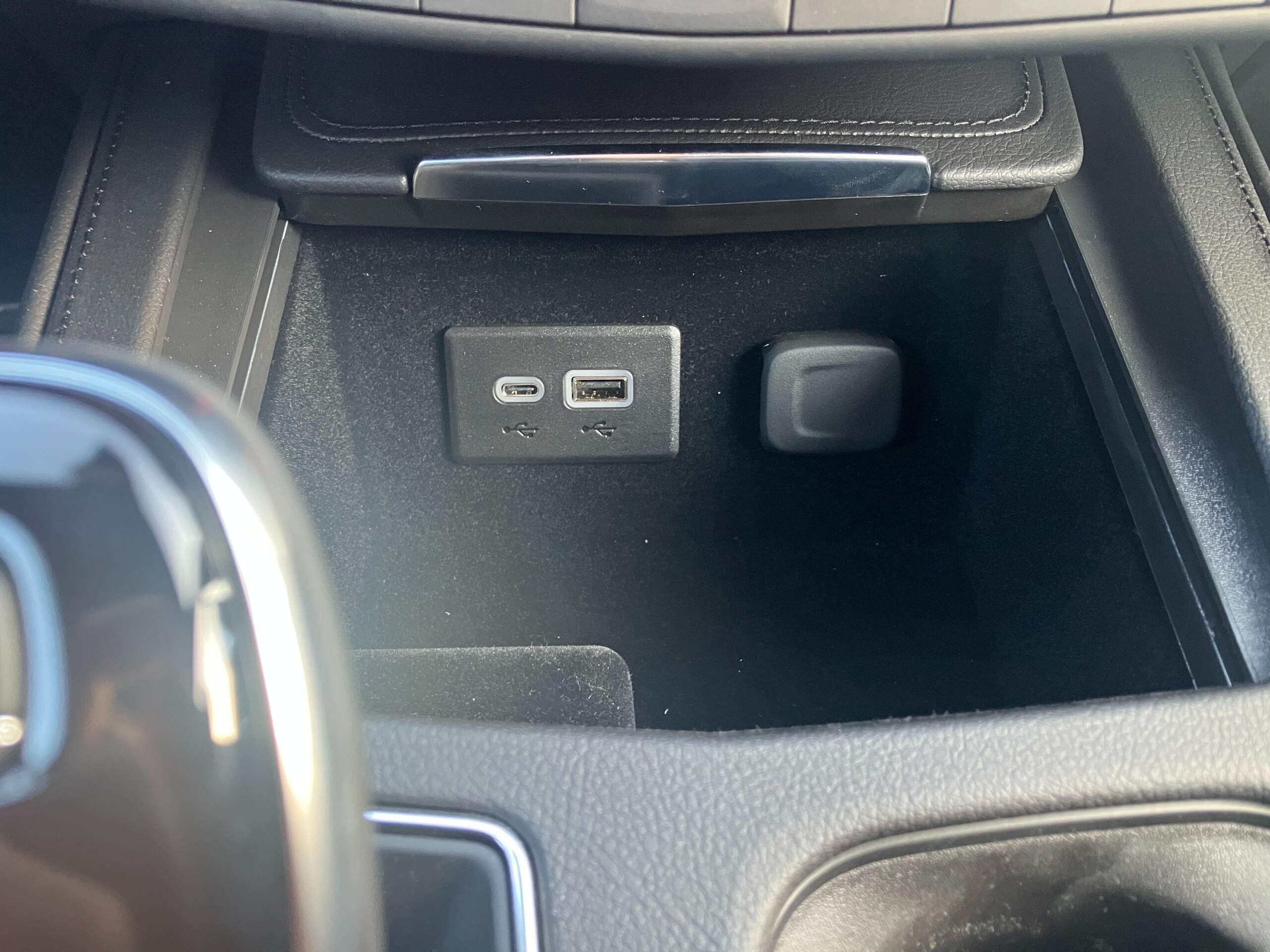 2025 Cadillac XT4 - キャデラック XT4 スポーツ 4WD 左ハンドル/ブラック/ワンオーナー/内装ブラック/ヘッドアップディスプレイ/フロント・サイド・バックカメラ/デジタルメーター/電動パワーシート/電動リアゲート/オートライト