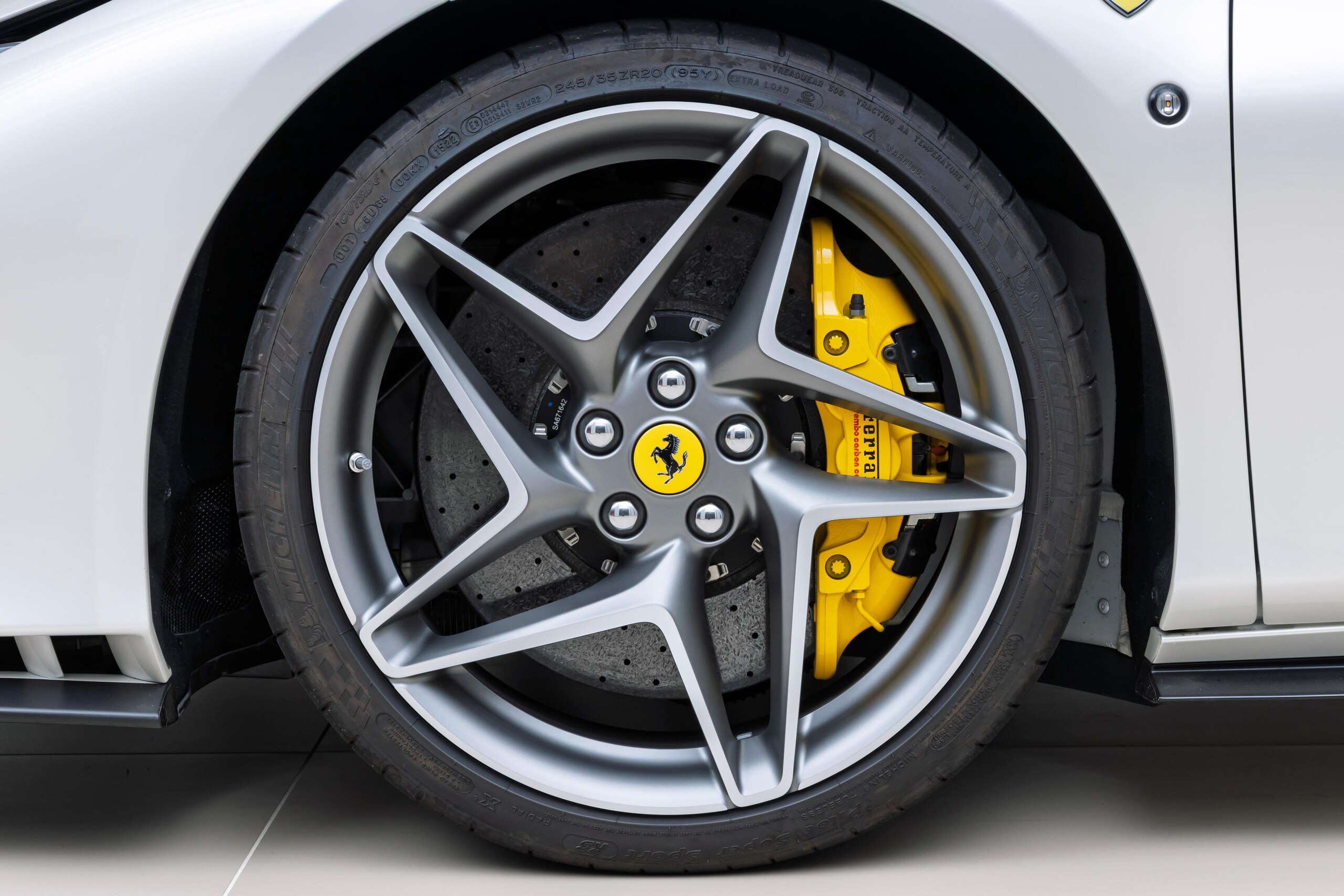 2022 Ferrari F8Spider - フェラーリ F8スパイダー F1 DCT 認定中古車BiancoFuji1482K 20インチ鍛造ダイヤモンドホイール LED付きカーボンステアリング フロントサスペンションリフター カーボン(ドライバーズゾーン/センターコンソール/ダッシュボードアクセント)