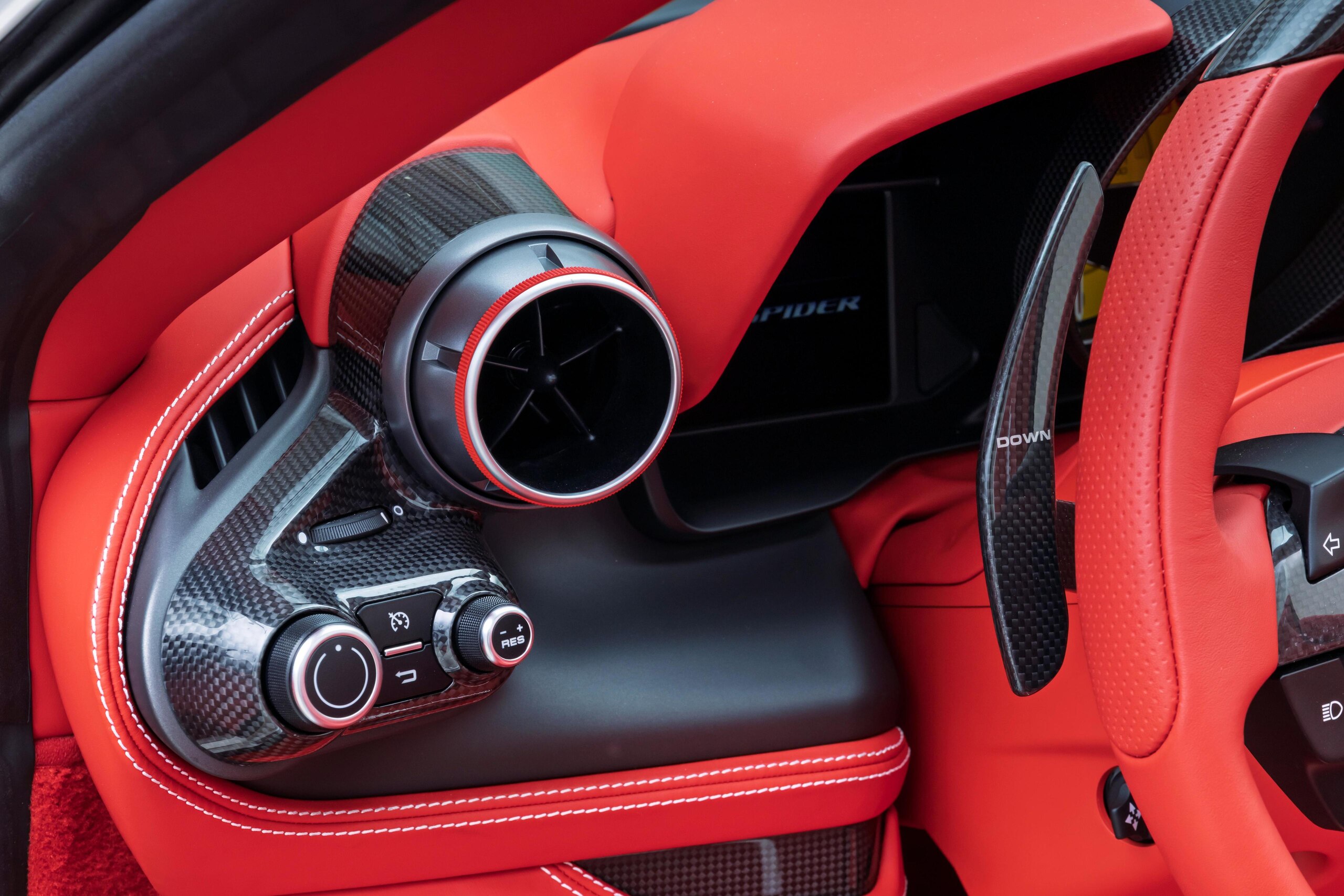 2022 Ferrari F8Spider - フェラーリ F8スパイダー F1 DCT 認定中古車BiancoFuji1482K 20インチ鍛造ダイヤモンドホイール LED付きカーボンステアリング フロントサスペンションリフター カーボン(ドライバーズゾーン/センターコンソール/ダッシュボードアクセント)