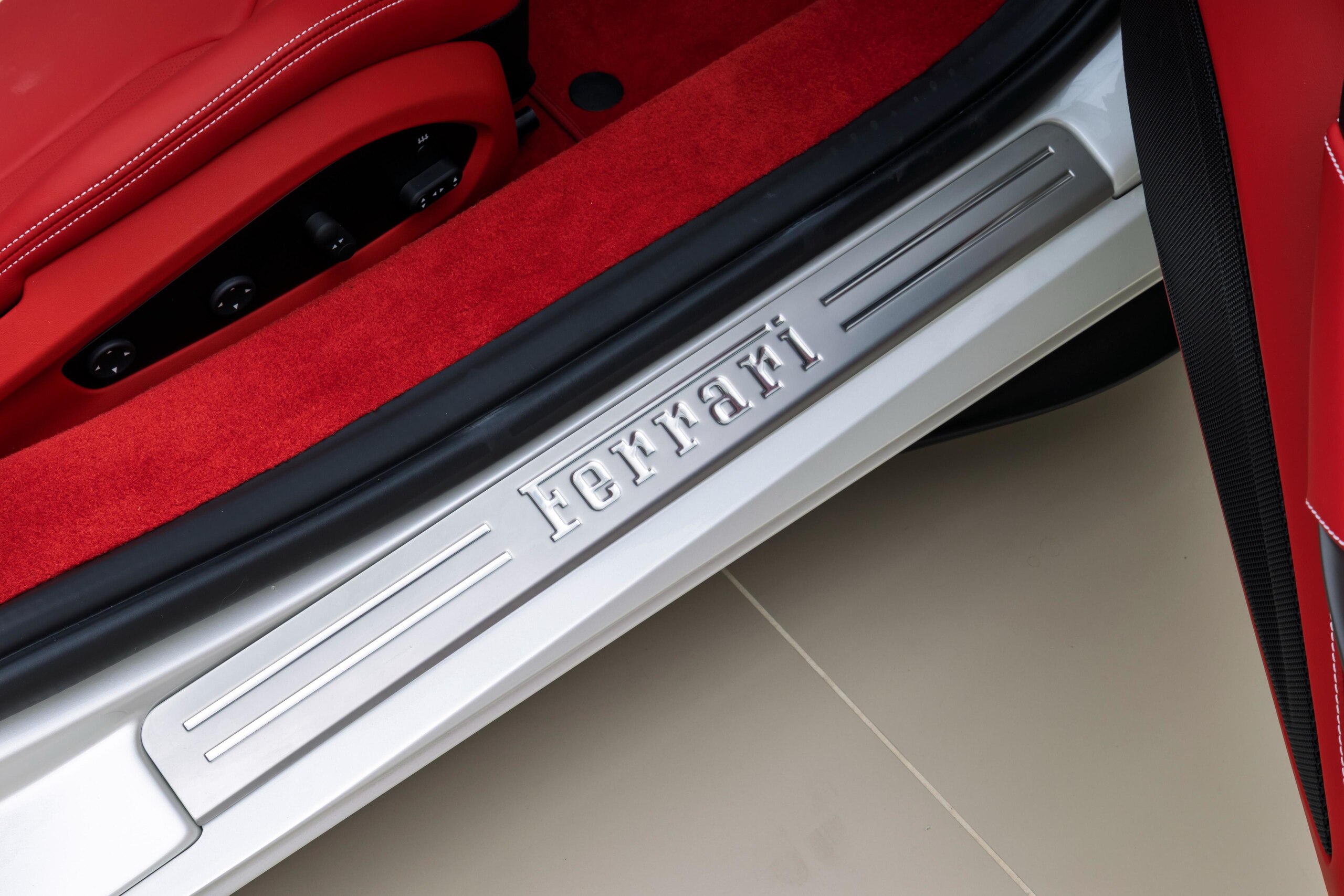 2022 Ferrari F8Spider - フェラーリ F8スパイダー F1 DCT 認定中古車BiancoFuji1482K 20インチ鍛造ダイヤモンドホイール LED付きカーボンステアリング フロントサスペンションリフター カーボン(ドライバーズゾーン/センターコンソール/ダッシュボードアクセント)