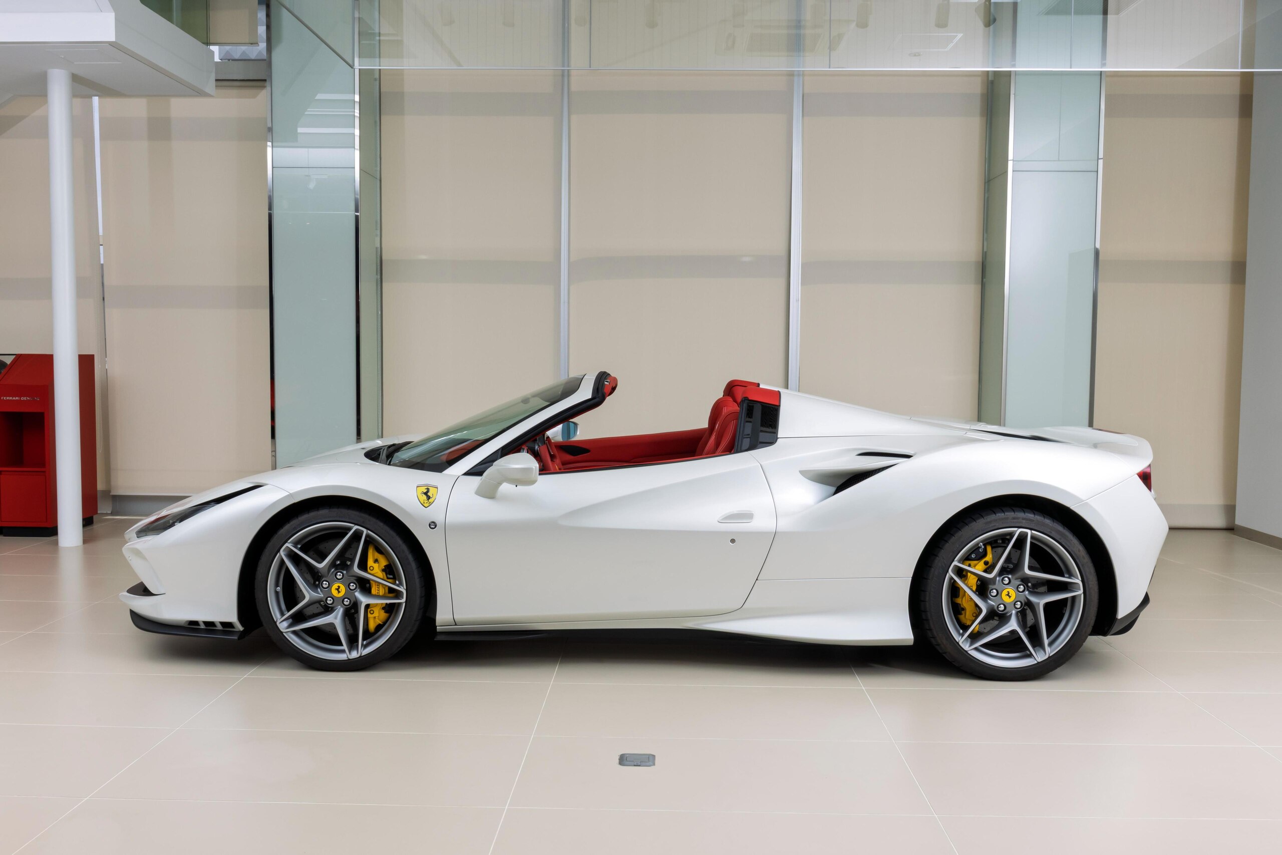 2022 Ferrari F8Spider - フェラーリ F8スパイダー F1 DCT 認定中古車BiancoFuji1482K 20インチ鍛造ダイヤモンドホイール LED付きカーボンステアリング フロントサスペンションリフター カーボン(ドライバーズゾーン/センターコンソール/ダッシュボードアクセント)
