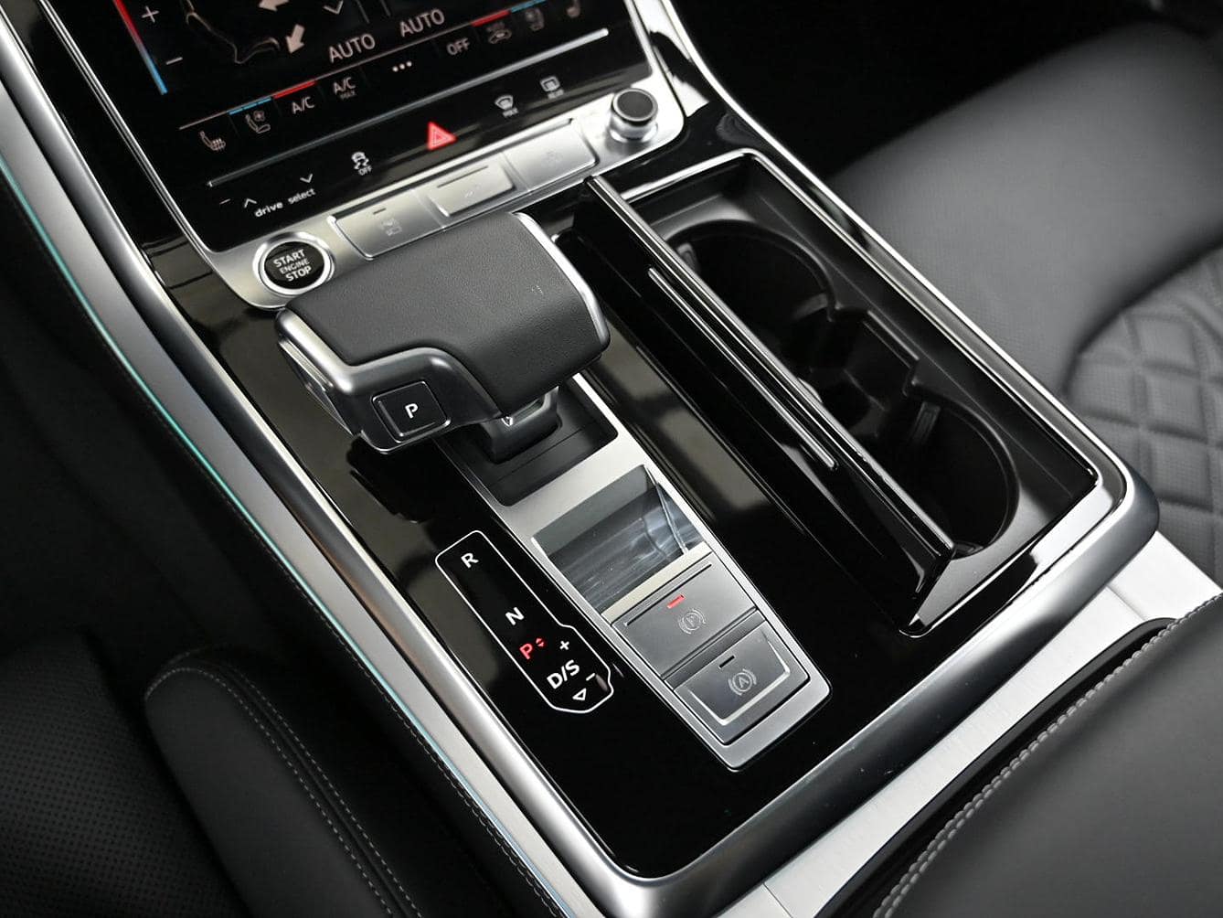 2025 AUDI Q7 55 TFSI Quattro Premium - 2025 アウディ Q7