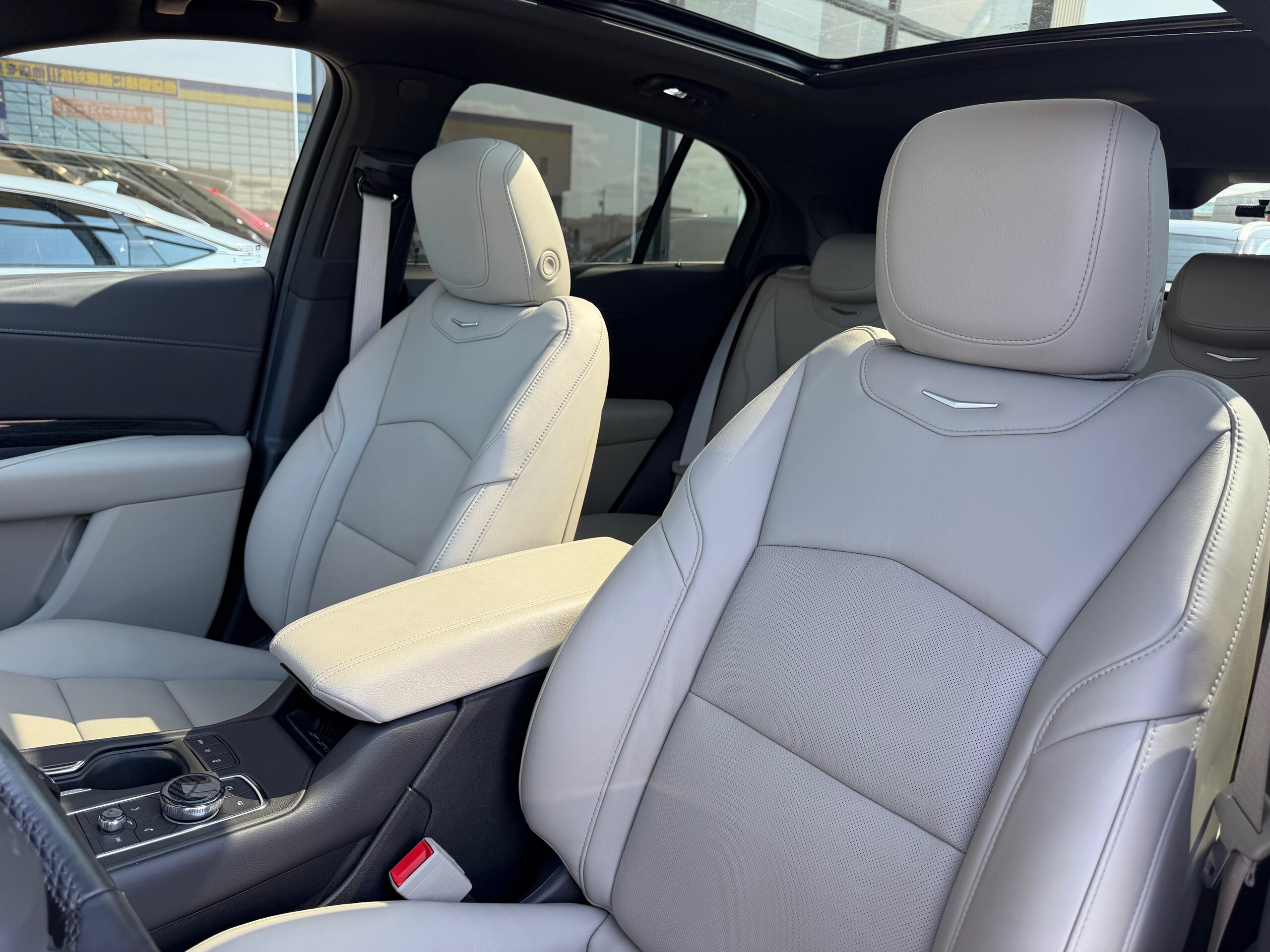 2022 Cadillac XT4 - キャデラック XT4 プラチナム 4WD 正規ディーラー車 パノラマサンルーフ 電動リヤゲート デジタルバックミラー ETC 360度ドラレコ ヘッドアップディスプレイ BOSEサウンドシステム シートヒーター&ベンチレーション