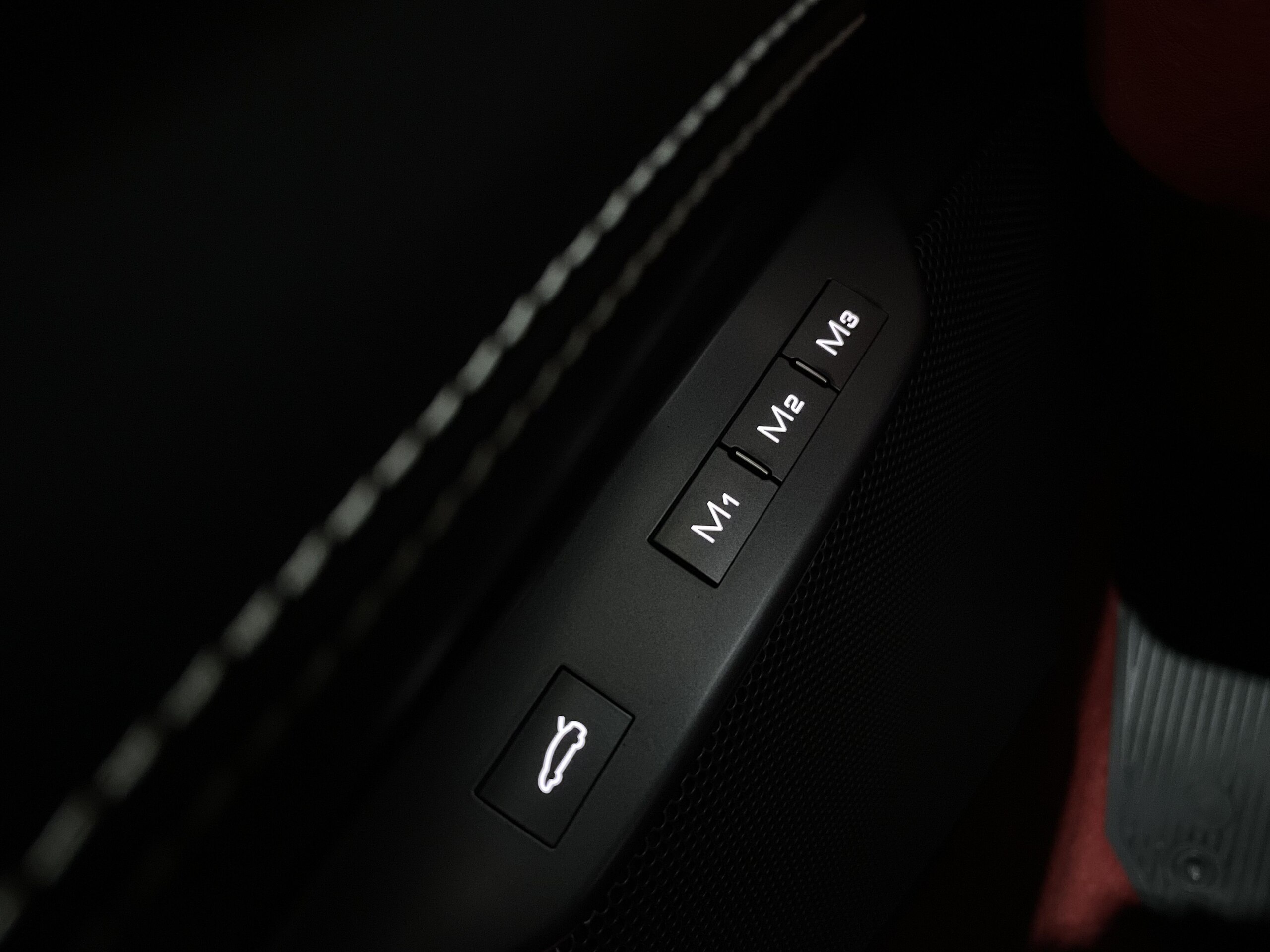 2022 Ferrari PortofinoM - フェラーリ ポルトフィーノM F1 DCT 全OP写真あり/カーボンDゾーン/ビアンコアヴス/赤革/マグネライドMサス/Eビユーリヤミラー/フルEシート/ドラレコ/GPSレーダー/バックカメラ/電動シート