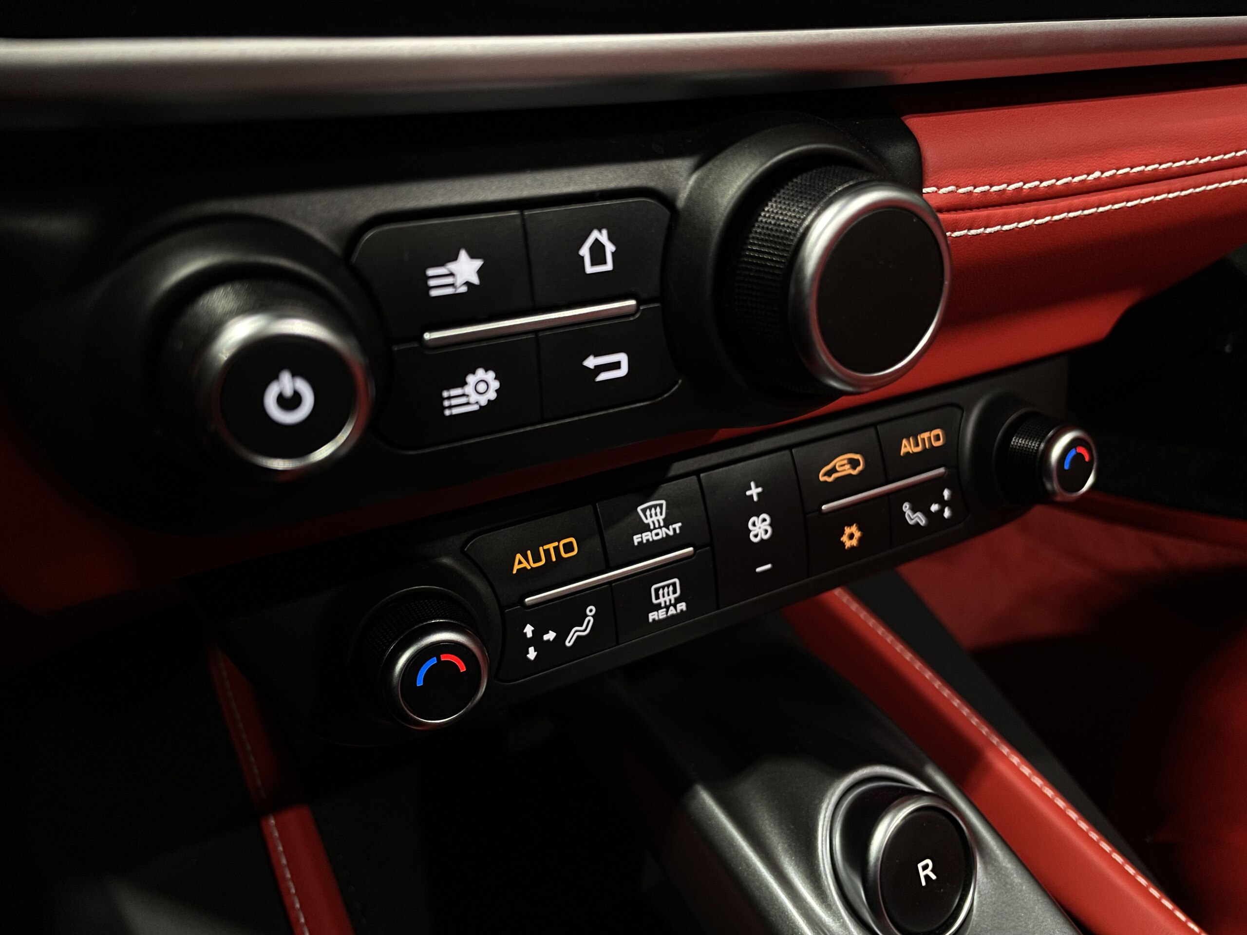 2022 Ferrari PortofinoM - フェラーリ ポルトフィーノM F1 DCT 全OP写真あり/カーボンDゾーン/ビアンコアヴス/赤革/マグネライドMサス/Eビユーリヤミラー/フルEシート/ドラレコ/GPSレーダー/バックカメラ/電動シート