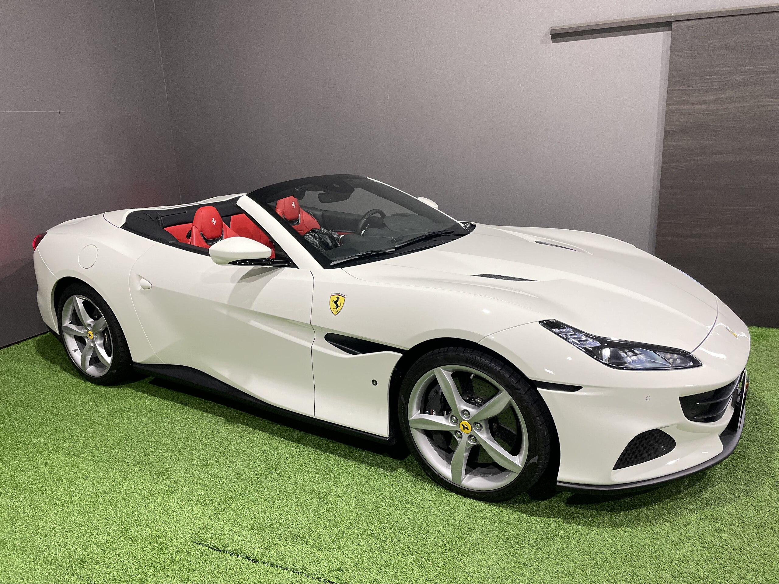 2022 Ferrari PortofinoM - フェラーリ ポルトフィーノM F1 DCT 全OP写真あり/カーボンDゾーン/ビアンコアヴス/赤革/マグネライドMサス/Eビユーリヤミラー/フルEシート/ドラレコ/GPSレーダー/バックカメラ/電動シート