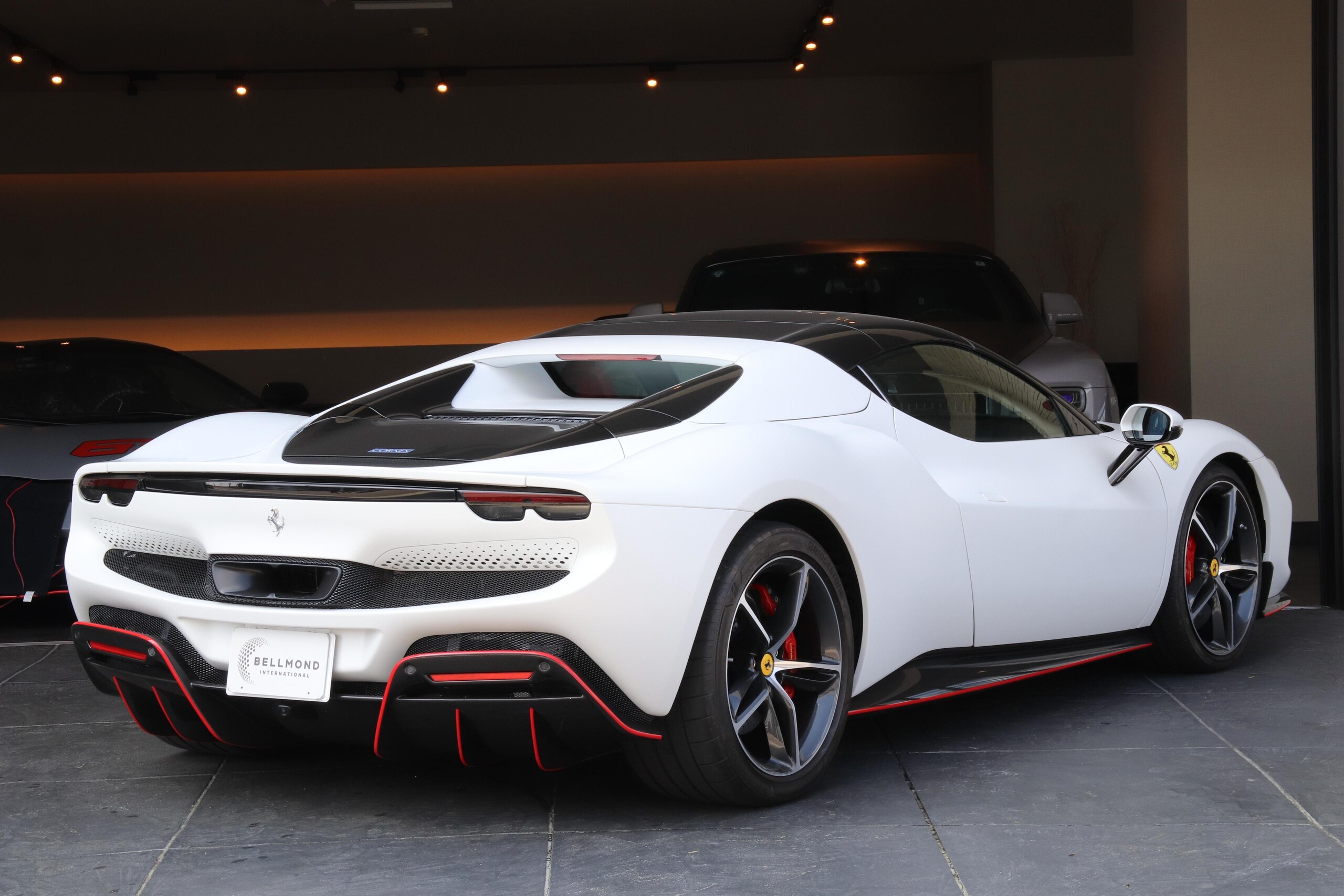 2023 Ferrari 296GTS - フェラーリ 296GTS F1 DCT OP約1100 BiancoCervino カーボンステアリング/フロントスポイラー/リアディフィーザー/ダッシュボード 20インチダイヤモンドカット鍛造ホイール スペシャルカラードステッチ ツートンボディ