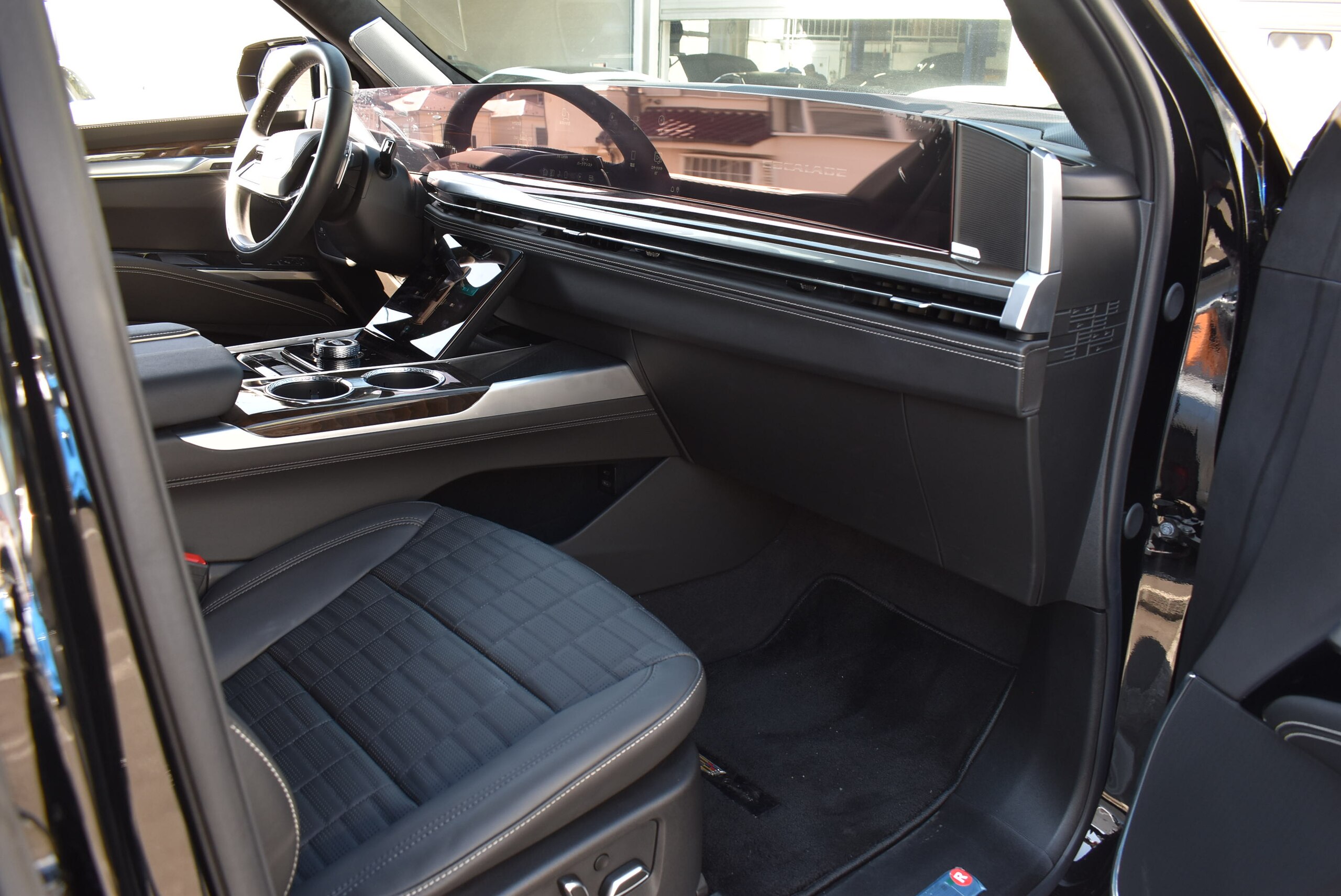2025 Cadillac Escalade - キャデラック エスカレード プラチナム 4WD 正規ディーラー車 認定中古車保証 ワンオーナー車 禁煙車 点検記録簿発行 AKG36スピーカー ApleCarPlay/AndroidAuto 24インチホイール リアシートヒーター 55インチHDカーブドLEDディスプレイ ETC2.0