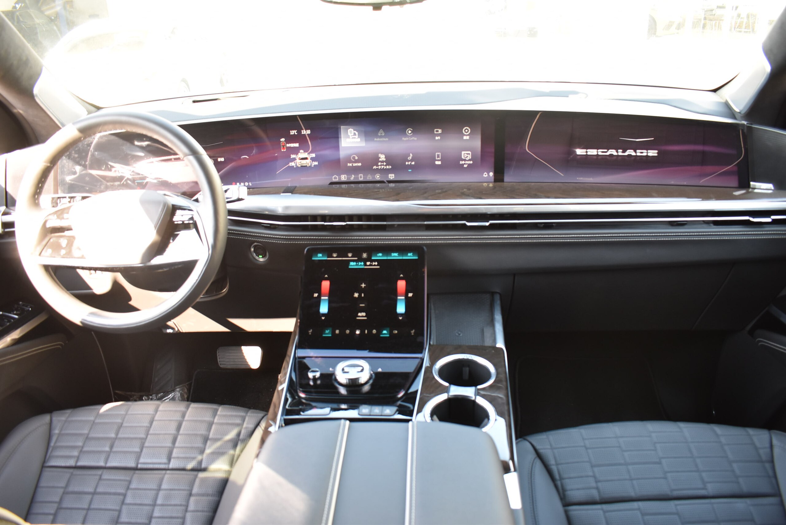 2025 Cadillac Escalade - キャデラック エスカレード プラチナム 4WD 正規ディーラー車 認定中古車保証 ワンオーナー車 禁煙車 点検記録簿発行 AKG36スピーカー ApleCarPlay/AndroidAuto 24インチホイール リアシートヒーター 55インチHDカーブドLEDディスプレイ ETC2.0