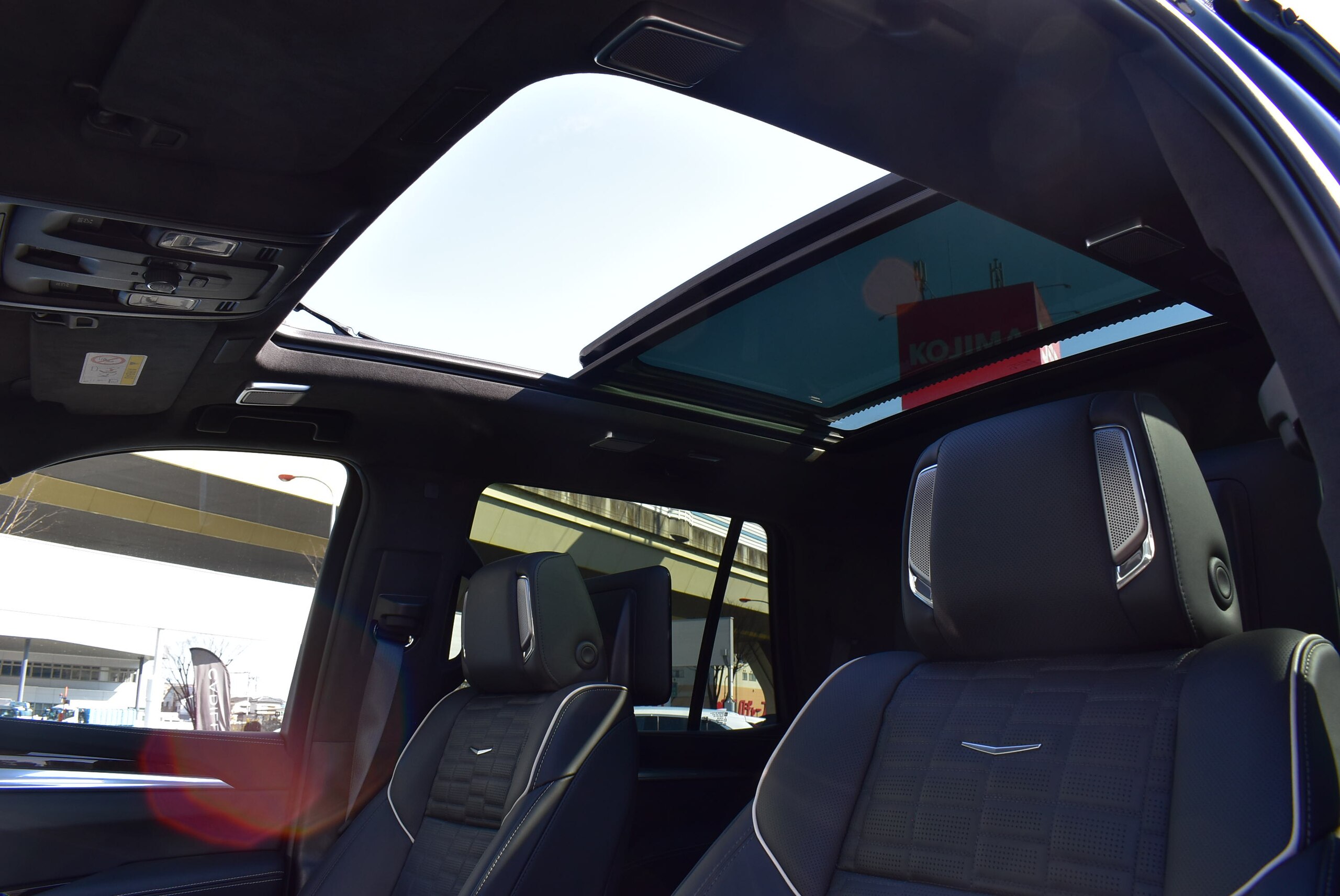 2025 Cadillac Escalade - キャデラック エスカレード プラチナム 4WD 正規ディーラー車 認定中古車保証 ワンオーナー車 禁煙車 点検記録簿発行 AKG36スピーカー ApleCarPlay/AndroidAuto 24インチホイール リアシートヒーター 55インチHDカーブドLEDディスプレイ ETC2.0