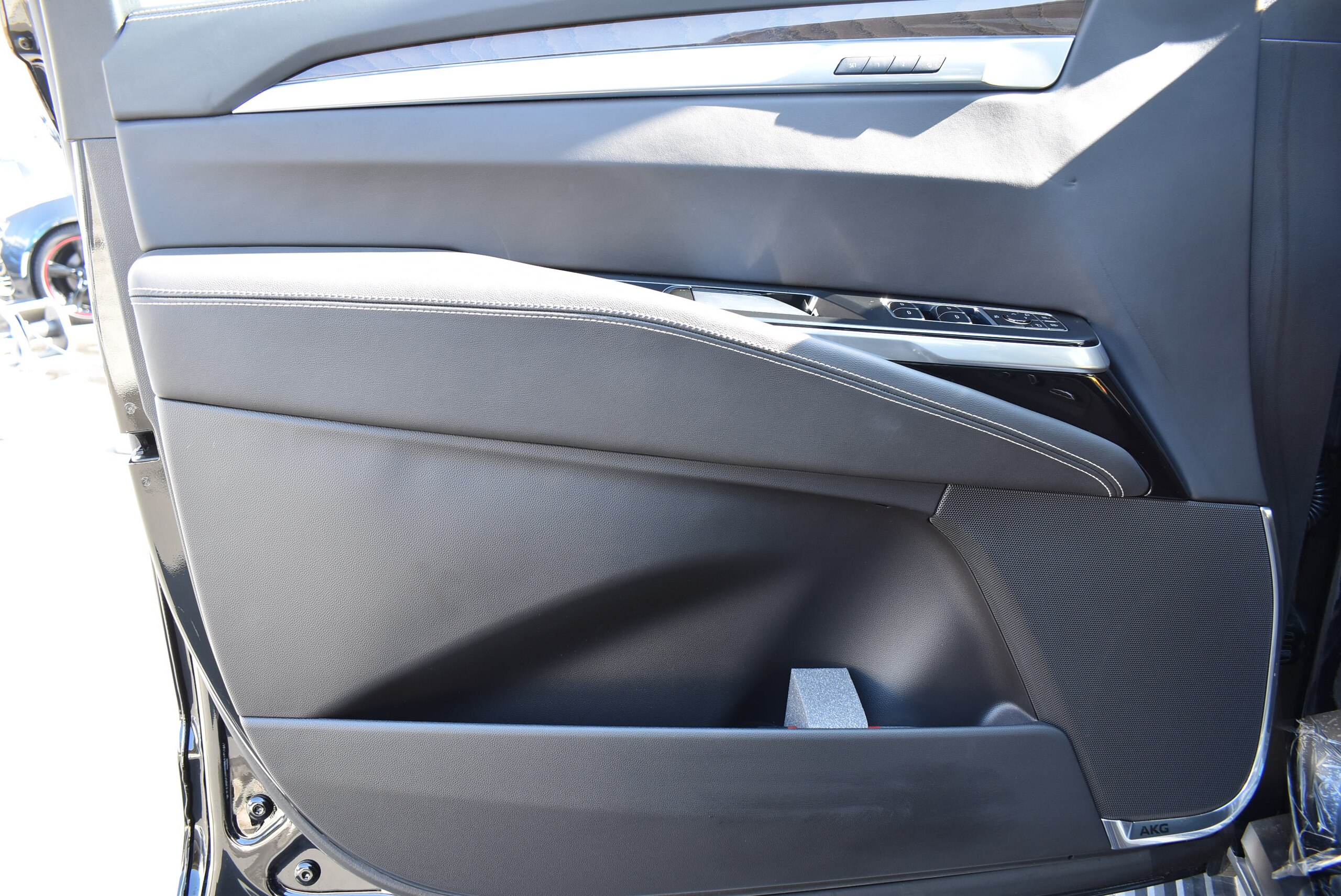 2025 Cadillac Escalade - キャデラック エスカレード プラチナム 4WD 正規ディーラー車 認定中古車保証 ワンオーナー車 禁煙車 点検記録簿発行 AKG36スピーカー ApleCarPlay/AndroidAuto 24インチホイール リアシートヒーター 55インチHDカーブドLEDディスプレイ ETC2.0