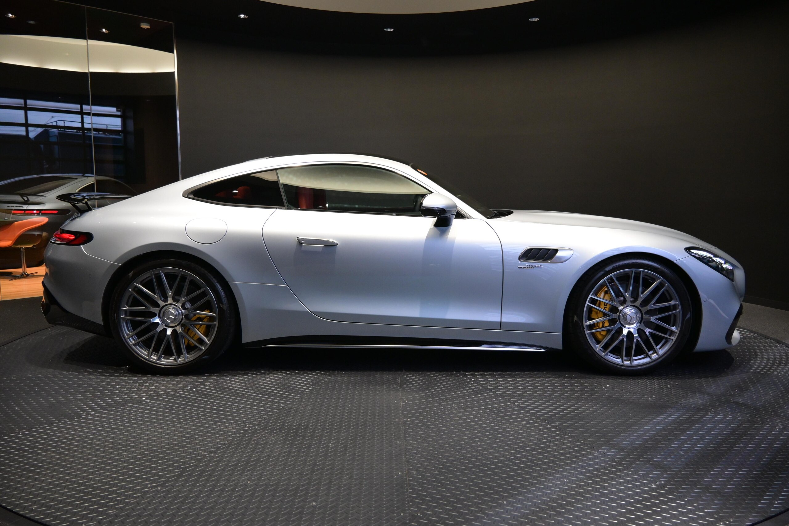 2025 Mercedes-AMG GT - メルセデスＡＭＧ GT 43 クーペ MP202502 元社有車/左ハンドル車/AMGパフォーマンスPKG/AMGドライビングPKG/パノラミックルーフPKG/赤レザーシート/純正ドラレコ前付き