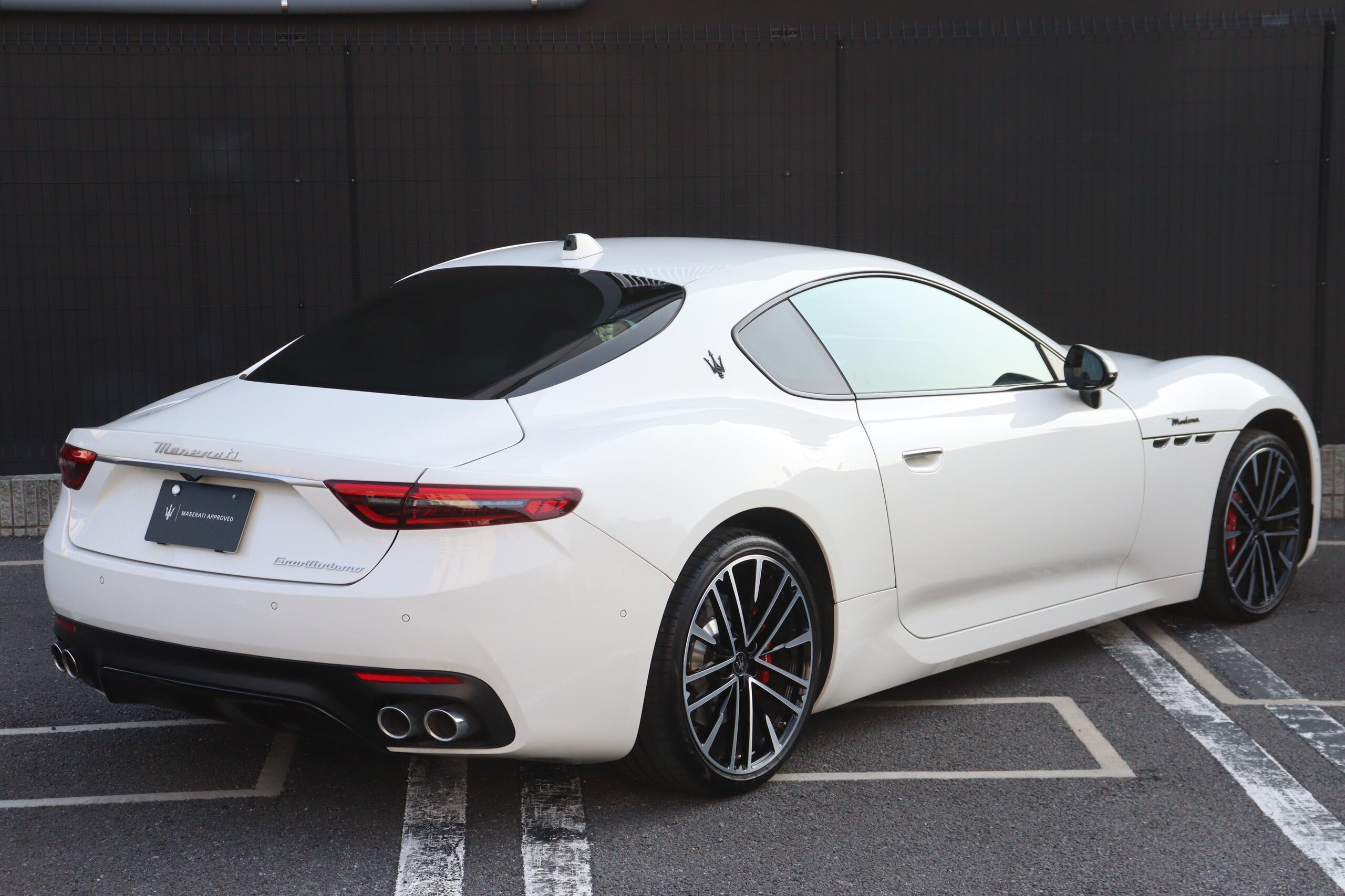 2025 Maserati GranTurismo - マセラティ グラントゥーリズモ モデナ 4WD 左H ワンオーナー スポーツデザイン ADASベース テックアシスタンスパッケージ タンレザー カーボンマクロトゥイルトリム リアプライバシーガラス レッド・キャリパー 20・21AW(ペガソ)