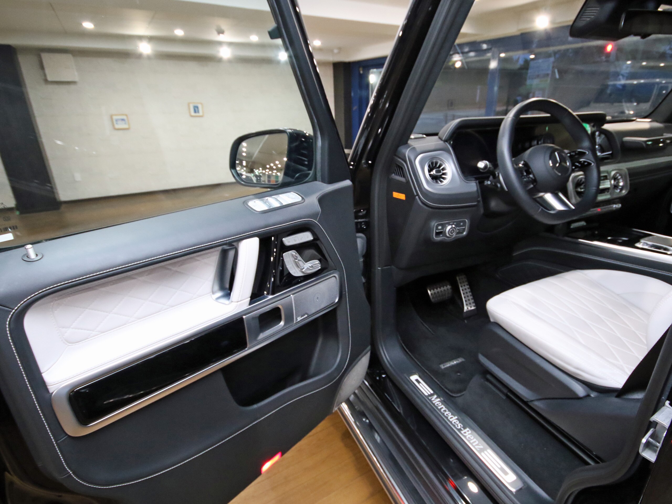 2024 Mercedes-Benz G-Class - メルセデス・ベンツ Gクラス G450d ローンチ エディション (ISG搭載モデル) ディーゼルターボ 4WD AMGラインPKG メーカー保証付 左ハンドル manufaktur+ キーレスゴー ガラスサンルーフ ナッパレザーシート シートヒーター&クーラー Burumesterサウンド 360°カメラ 1オーナー 禁煙車 温冷カップホルダー
