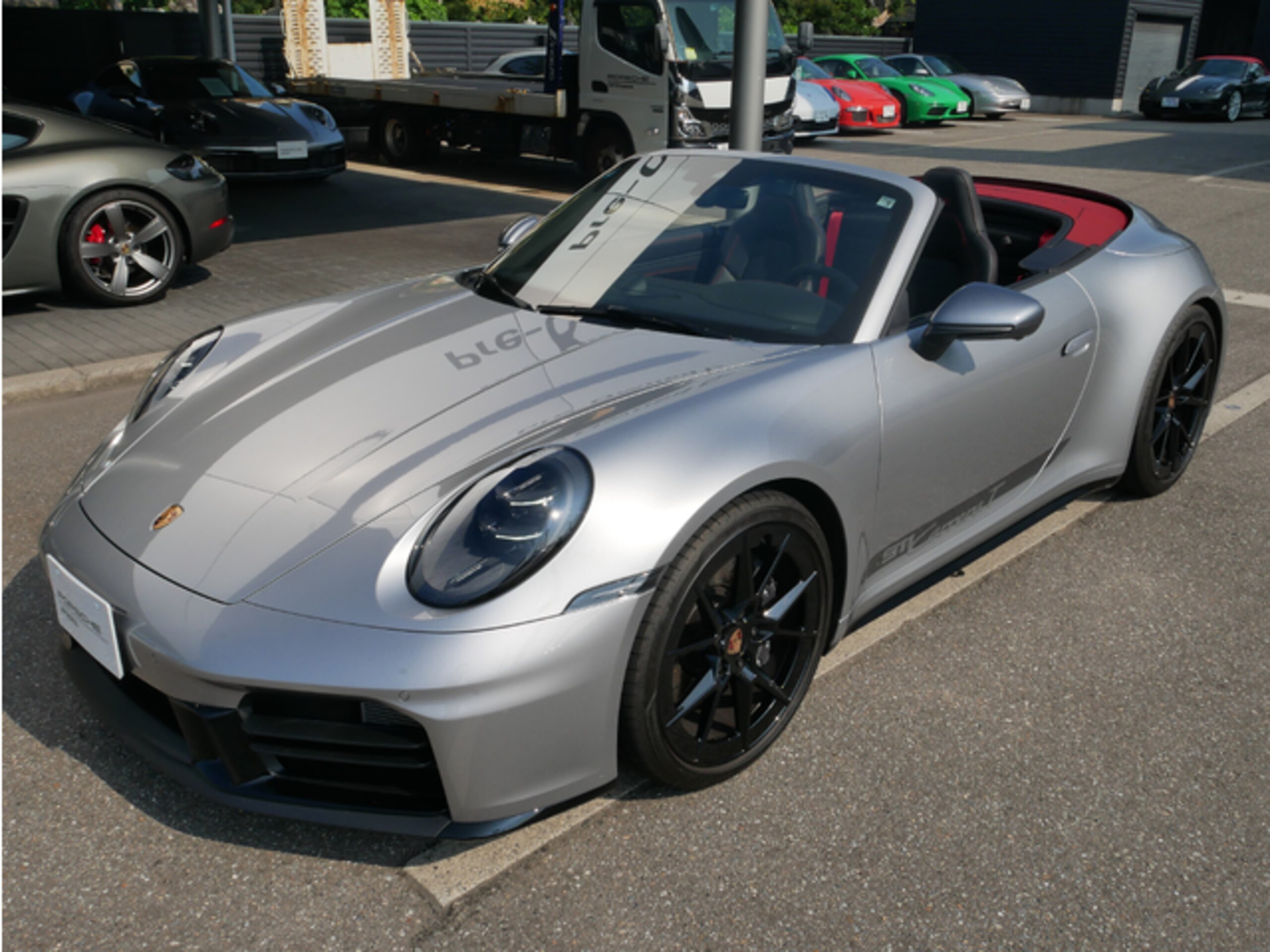2026 Porsche 911 - ポルシェ 911 カレラT SportDesign パッケージ(ハイグロス ブラック塗装) HD マトリックス LED ヘッドライト(ティンテッド) BOSE サラウンド サウンド システム コンバーチブル ソフトトップ(レッド)