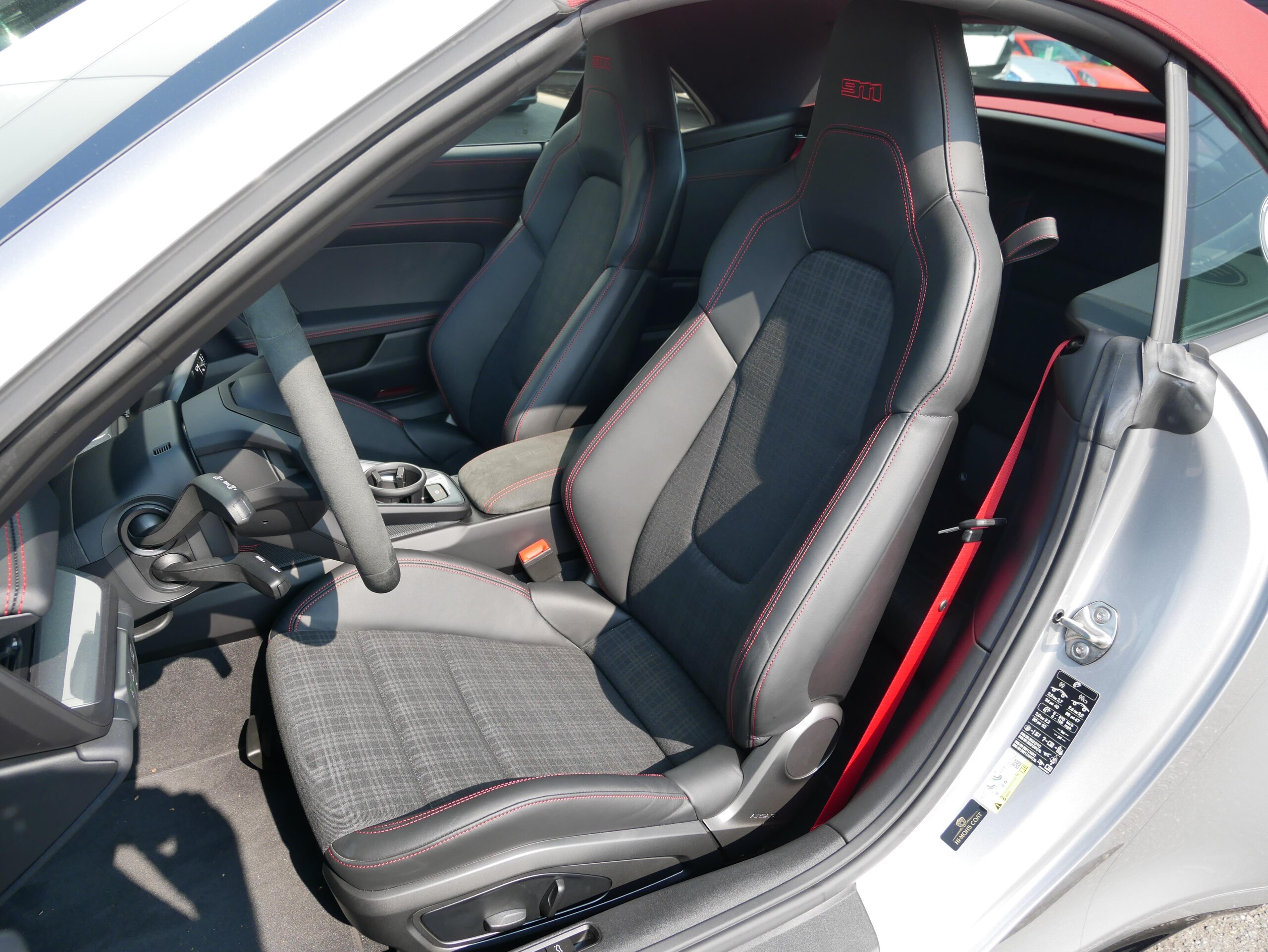 2026 Porsche 911 - ポルシェ 911 カレラT SportDesign パッケージ(ハイグロス ブラック塗装) HD マトリックス LED ヘッドライト(ティンテッド) BOSE サラウンド サウンド システム コンバーチブル ソフトトップ(レッド)