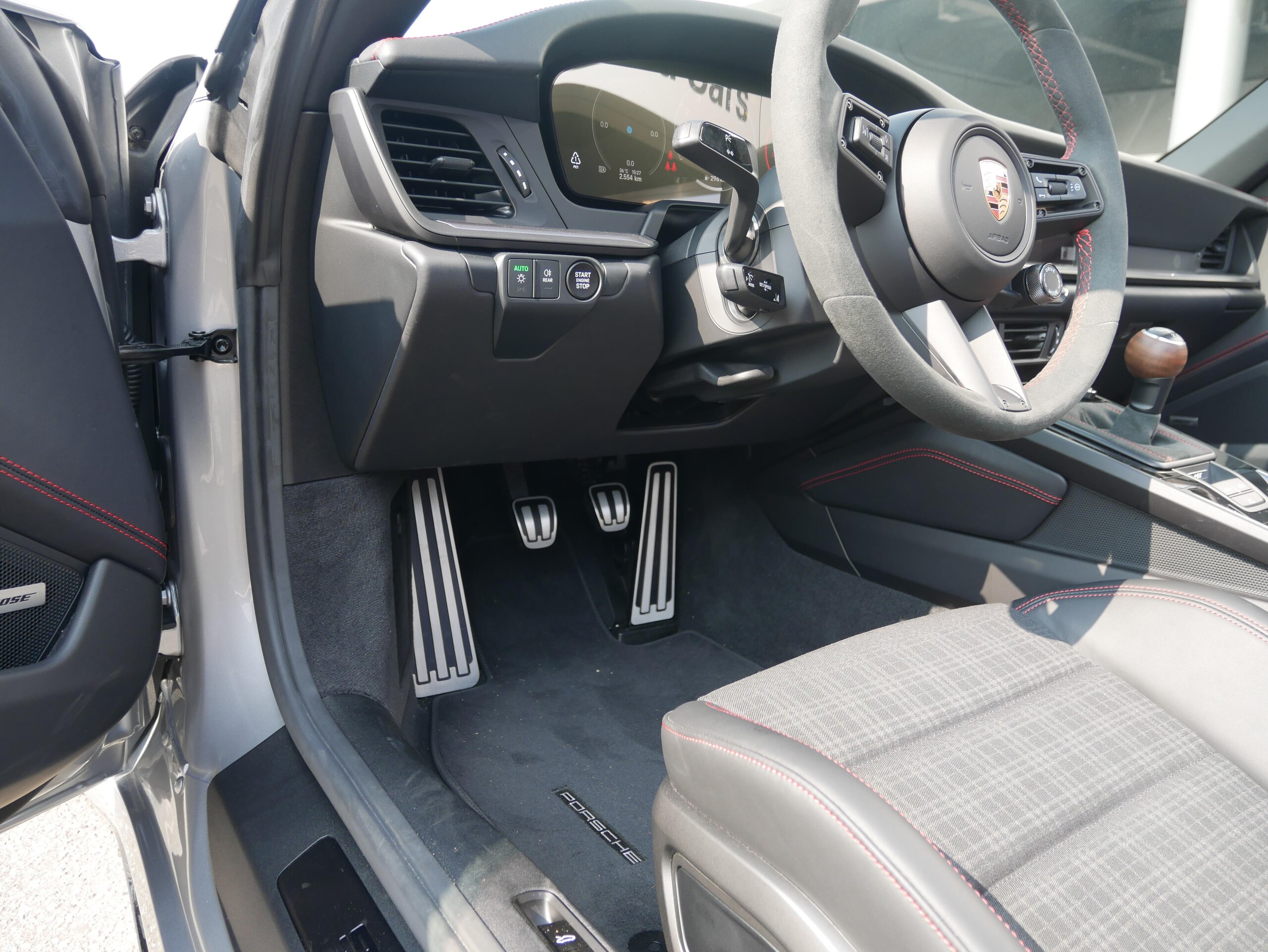 2026 Porsche 911 - ポルシェ 911 カレラT SportDesign パッケージ(ハイグロス ブラック塗装) HD マトリックス LED ヘッドライト(ティンテッド) BOSE サラウンド サウンド システム コンバーチブル ソフトトップ(レッド)