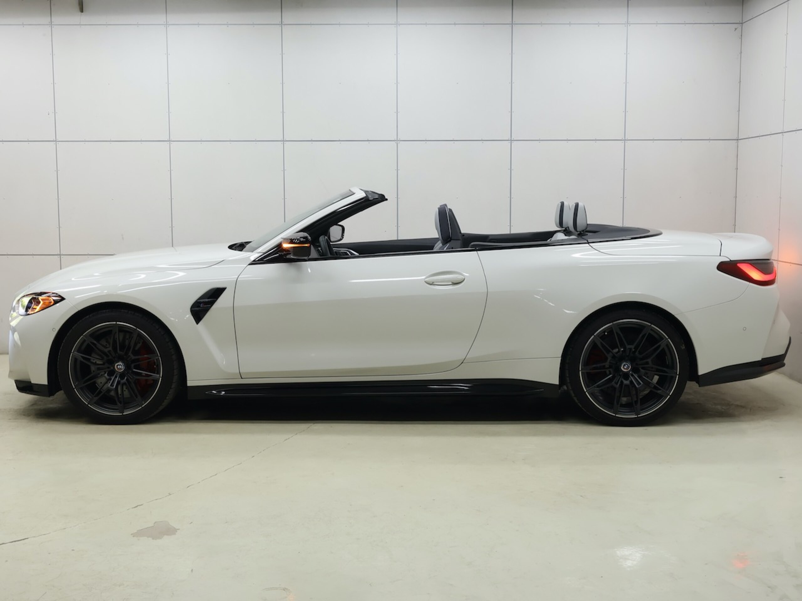 2022 BMW M4 Cabriolet - ＢＭＷ M4カブリオレ コンペティション M xドライブ 4WD 左ハンドル・シルバーストーンレザー・カーボンインテリアトリム・ソフトトップアンソラジット・Appleカープレイ