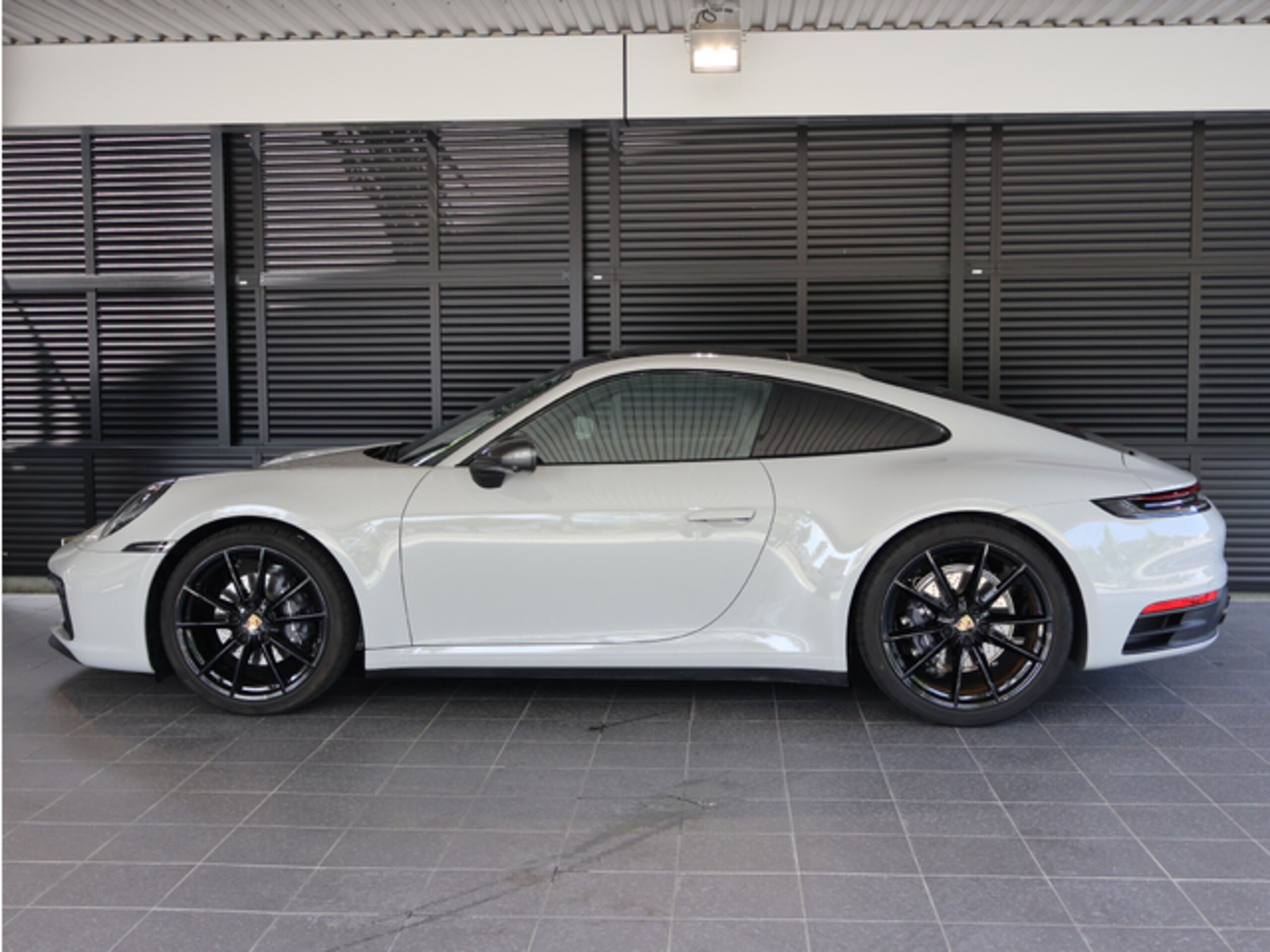 2024 Porsche 911 - ポルシェ 911 カレラT チルト スライド式電動ガラスサンルーフ サイドウインドウ トリムハイグロス ブラック パワーステアリングプラス ホイールハイグロス ブラック塗装 リアシート ベンチレーション 軽量遮音プライバシーガラス