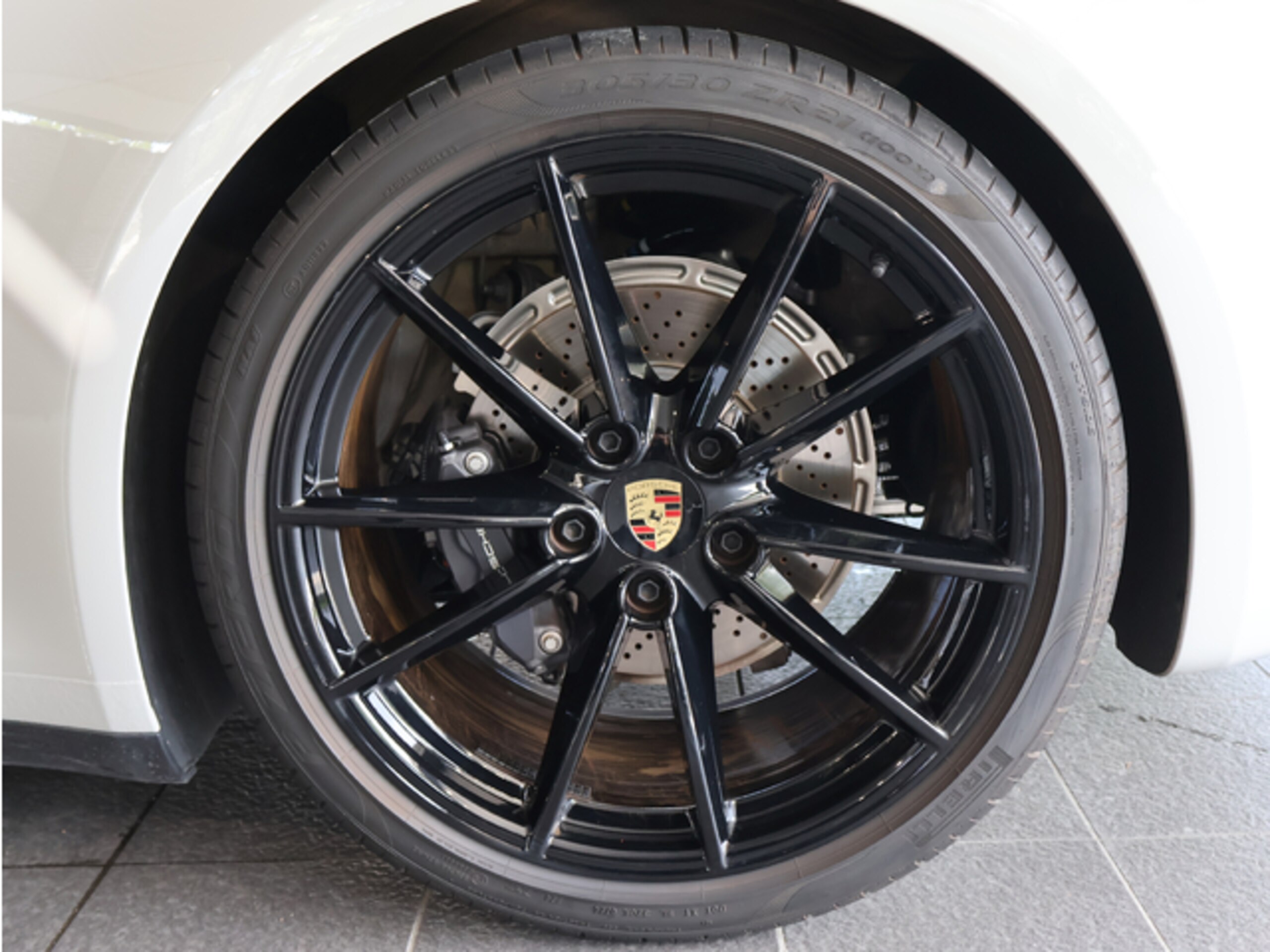 2024 Porsche 911 - ポルシェ 911 カレラT チルト スライド式電動ガラスサンルーフ サイドウインドウ トリムハイグロス ブラック パワーステアリングプラス ホイールハイグロス ブラック塗装 リアシート ベンチレーション 軽量遮音プライバシーガラス