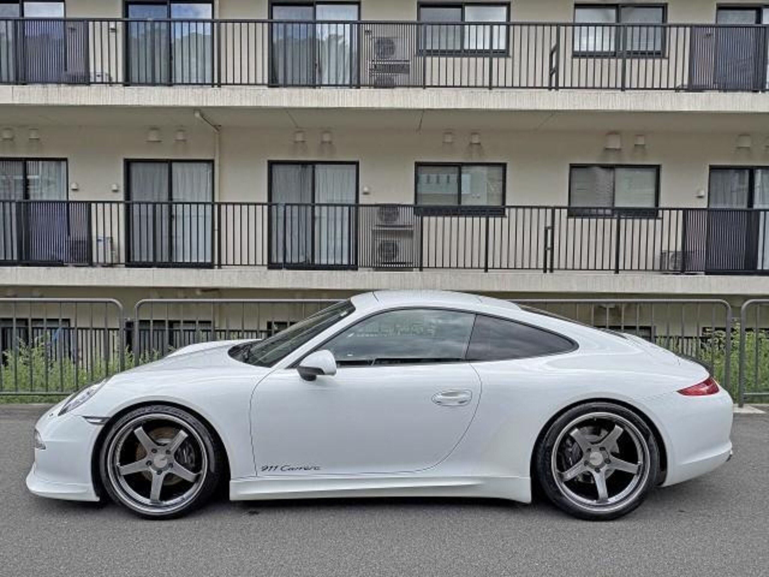 2014 Porsche 911 - ポルシェ 911 カレラ PDK スポーツクロノパッケージ テックアートエアロ アドバンGTフォージド20インチAW サンルーフ 純正ナビTV バックカメラ ブラックレザーシート HIDヘッドライト オートライト ローダウン