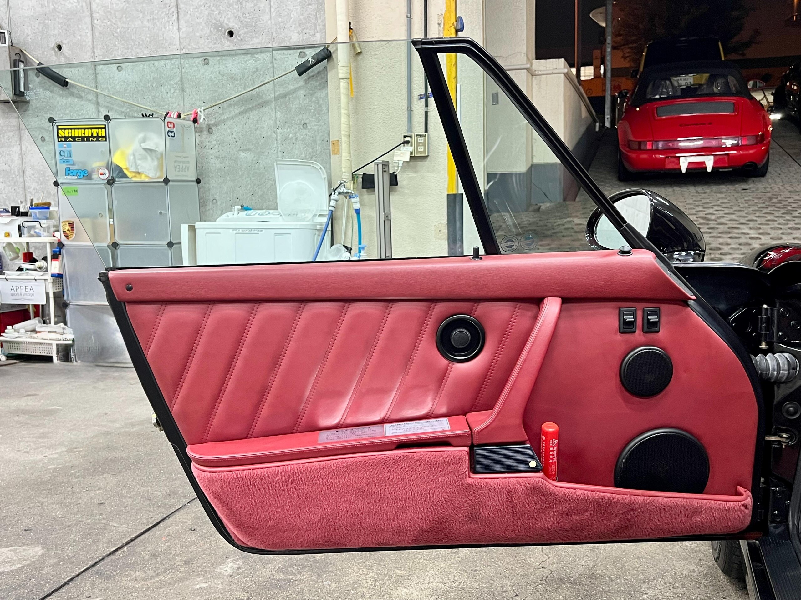 1992 Porsche 911 Cabriolet - ポルシェ 911カブリオレ 911カレラ2 カブリオレ ミツワD車 左H/6MT 3.6万K時エンジンOH&2.1万K時クラッチOH済(歴代記録簿23枚) 走行4万K 後期SRS付 RSクラッチ換装 純正OP赤オールレザーインテリア/17cupAW 後期ターボミラー Panasonicナビ/TV/Bカメラ/360°Dレコ