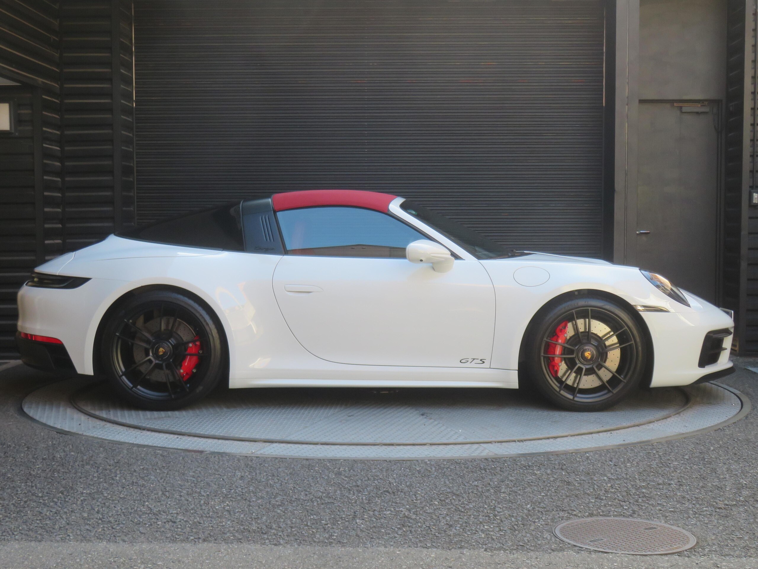 2024 Porsche 911 - ポルシェ 911 タルガ4 GTS PDK オールレザーパッケージ930(コントラストカラーステッチ付)/Fリフト/シートベンチレーション/18way電動シート/マトリックスヘッドライトPDLS+/BOSE/スポーツデザインサイドスカート/ステアリングヒーター
