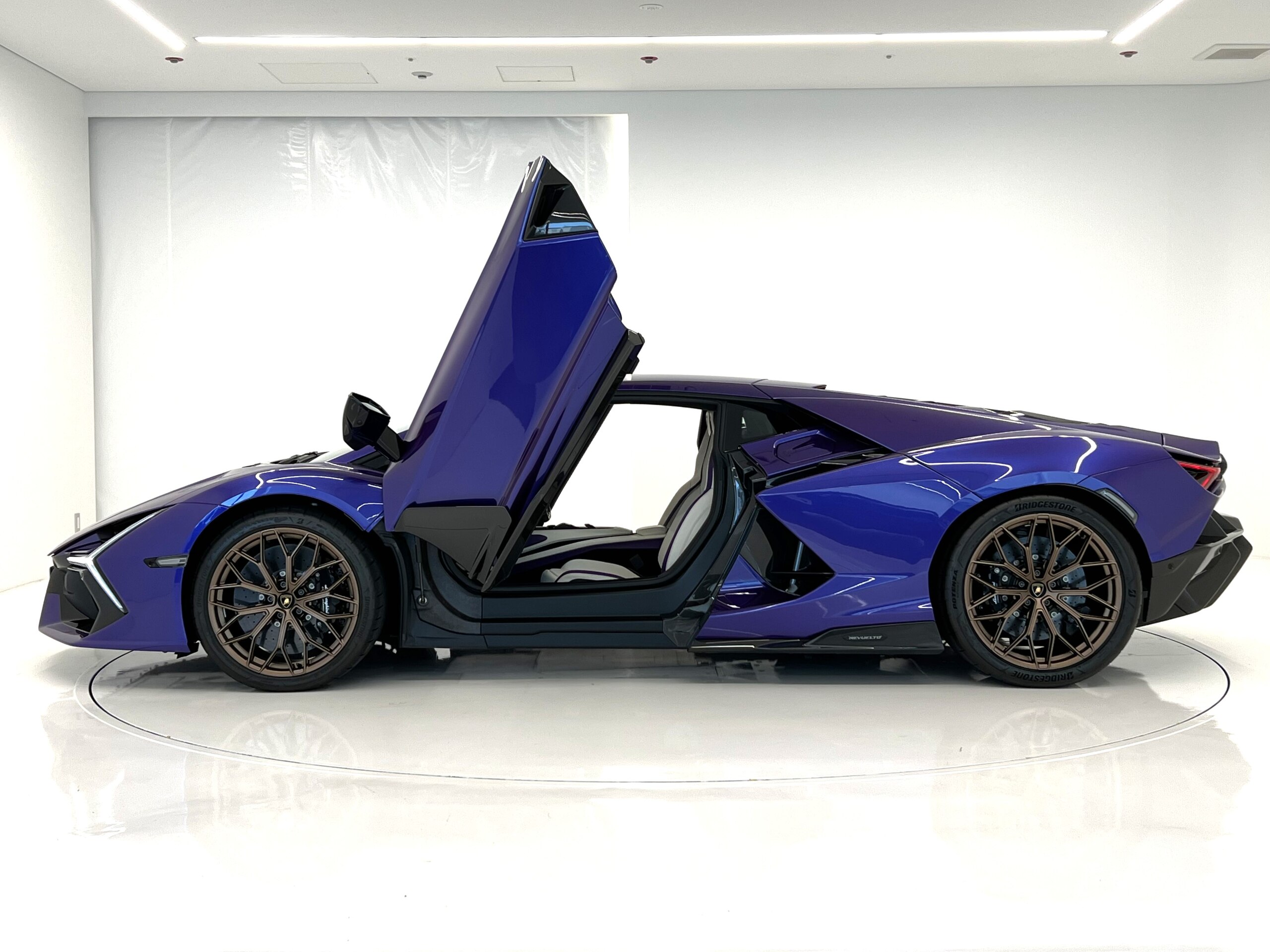 2025 Lamborghini Revuelto - ランボルギーニ レヴエルト 6.5 4WD AdPerssonamペイント Viola Hestia エクステリアカーボン・アッパーエリア&ロアエリア&ドアフィン AdPerssonamインテリア カーボンステアリング メーカーOP1815 ペイントプロテクションフィルム