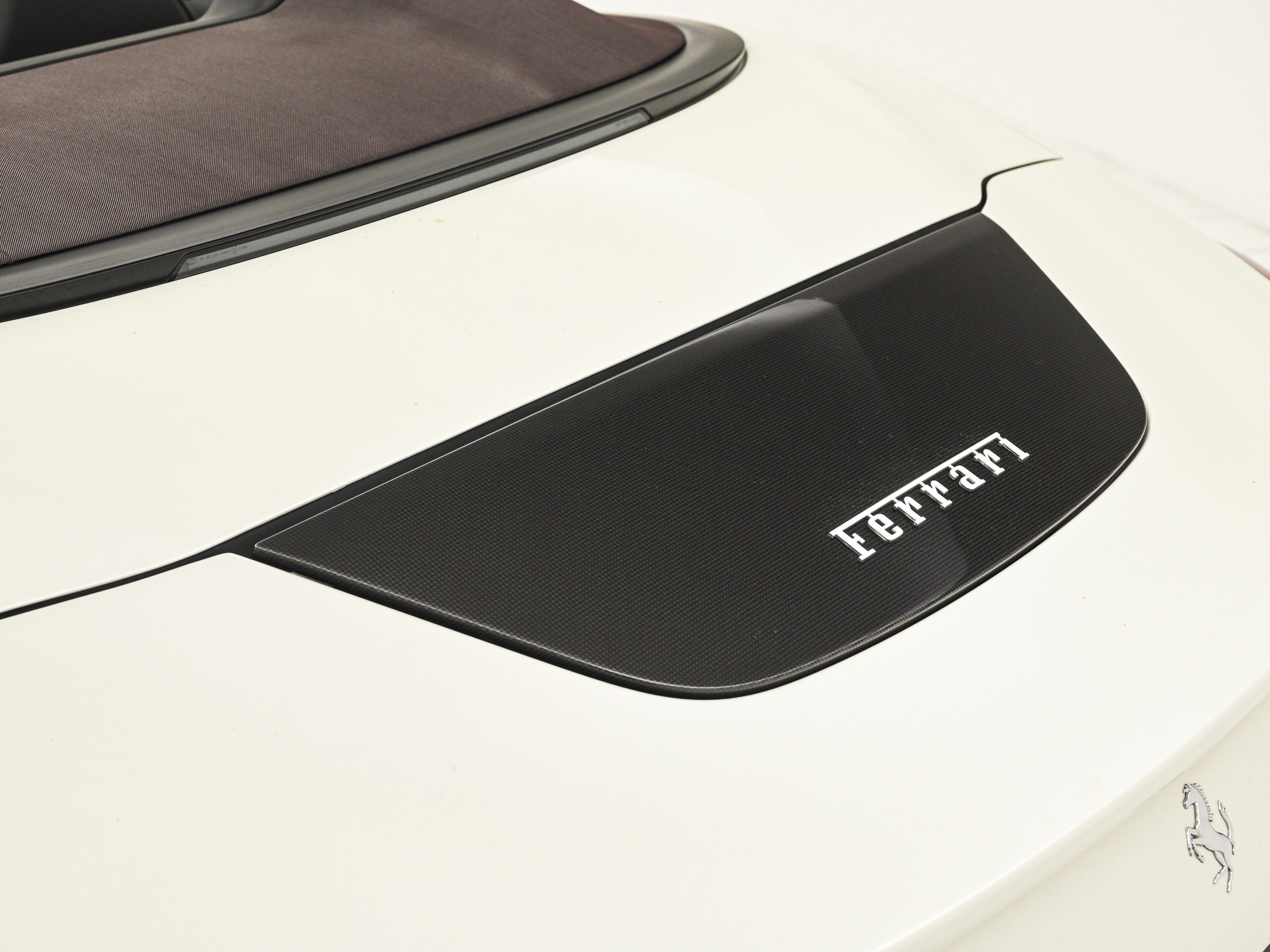 2024 Ferrari RomaSpider - フェラーリ ローマスパイダー F1 DCT アダプティブクルーズコントロール Bianco Italia 元デモカー サラウンドビューカメラ ベンチレーション ネックウォーマー デイトナスタイルシート LED付ステアリング フロアカーペット刺繍