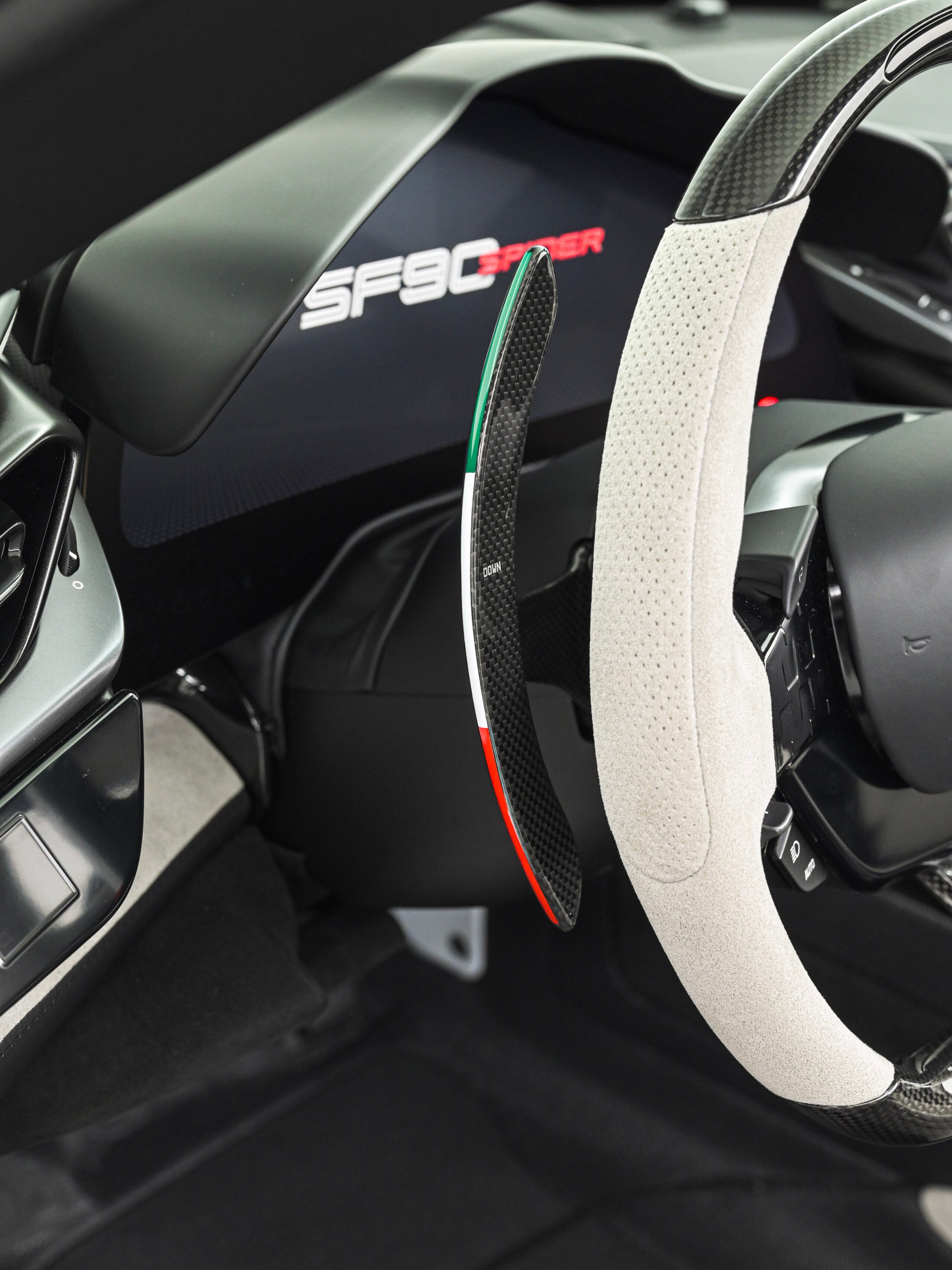 2025 Ferrari SF90Spider - フェラーリ SF90スパイダー F1 DCT E4WD テーラーメード 特注カラー レーシングシート エアブラシロゴ アップルカープレイ サスペンションリフター 20インチ鍛造ホイール