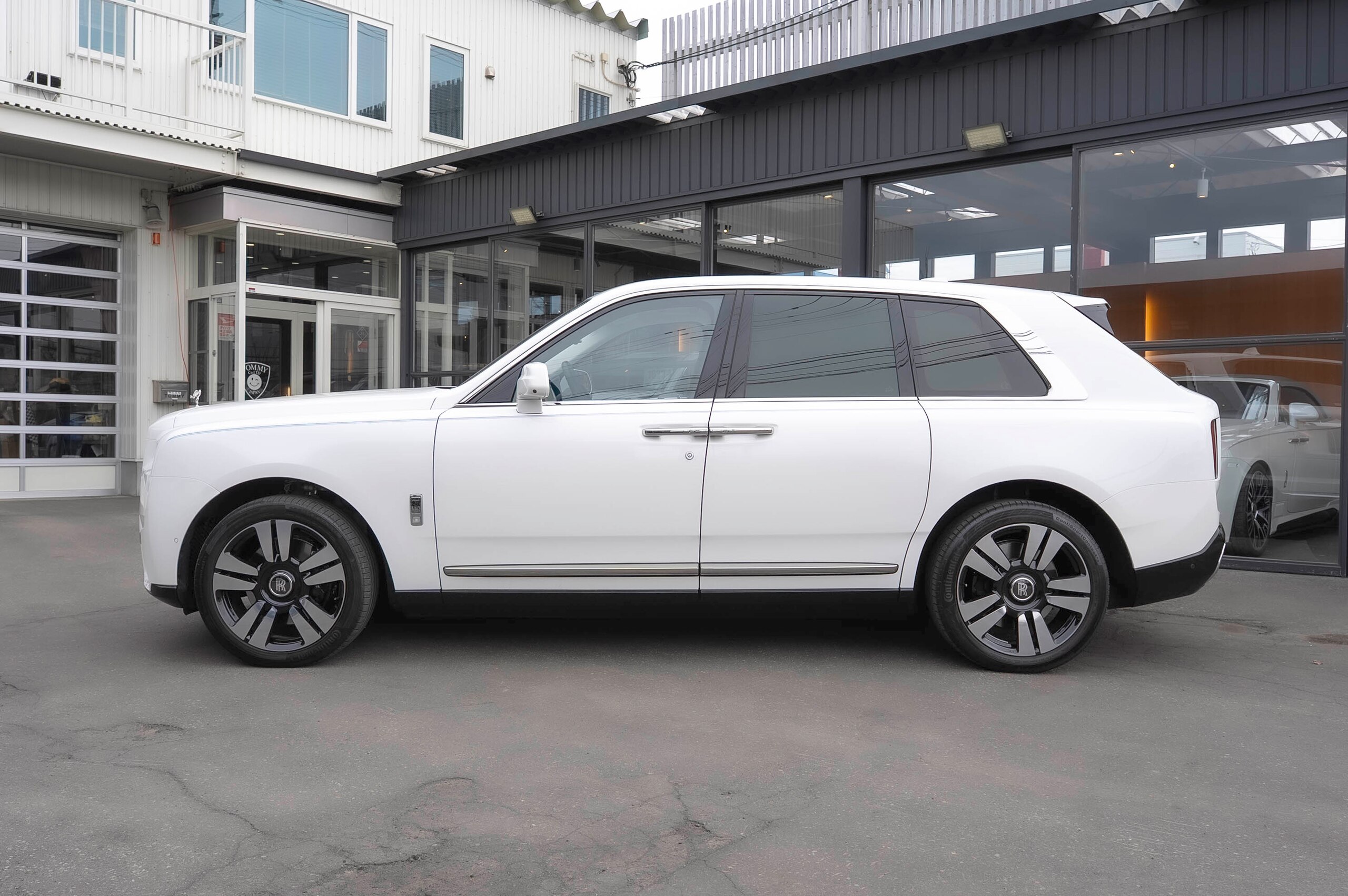 2025 Rolls-Royce Cullinan - ロールスロイス カリナン 6.75 4WD 全周囲カメラ ナビ フルセグTV 後席モニター 22インチツインスポークパートポリッシュ ピアノホワイト ラウンジシート シューティングスターヘッドライナー RRヘッドレスト刺績