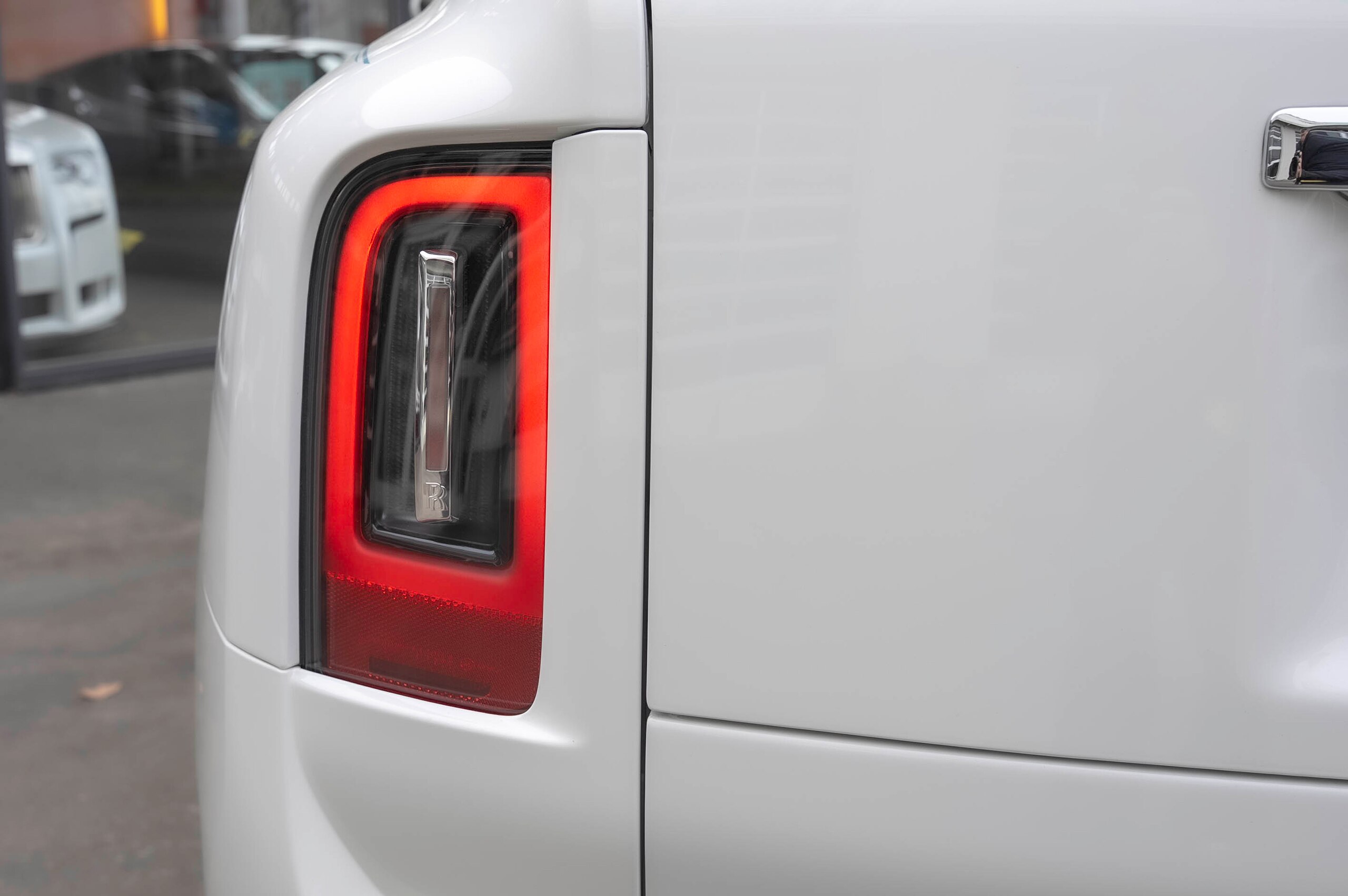 2025 Rolls-Royce Cullinan - ロールスロイス カリナン 6.75 4WD 全周囲カメラ ナビ フルセグTV 後席モニター 22インチツインスポークパートポリッシュ ピアノホワイト ラウンジシート シューティングスターヘッドライナー RRヘッドレスト刺績