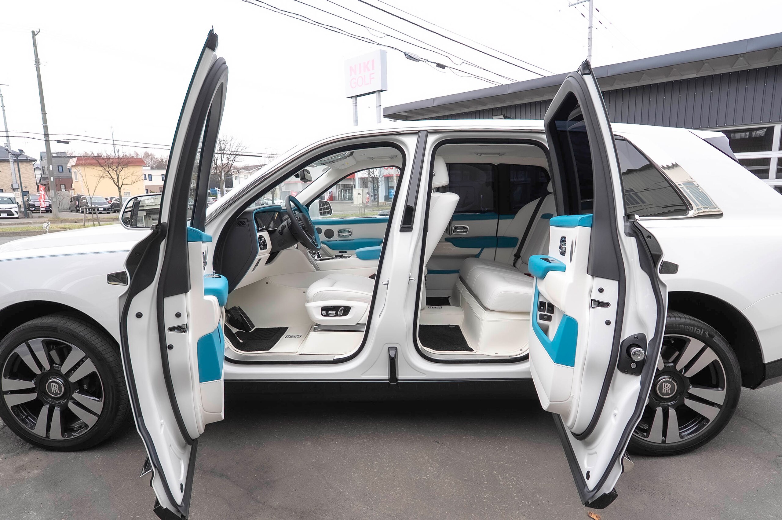 2025 Rolls-Royce Cullinan - ロールスロイス カリナン 6.75 4WD 全周囲カメラ ナビ フルセグTV 後席モニター 22インチツインスポークパートポリッシュ ピアノホワイト ラウンジシート シューティングスターヘッドライナー RRヘッドレスト刺績