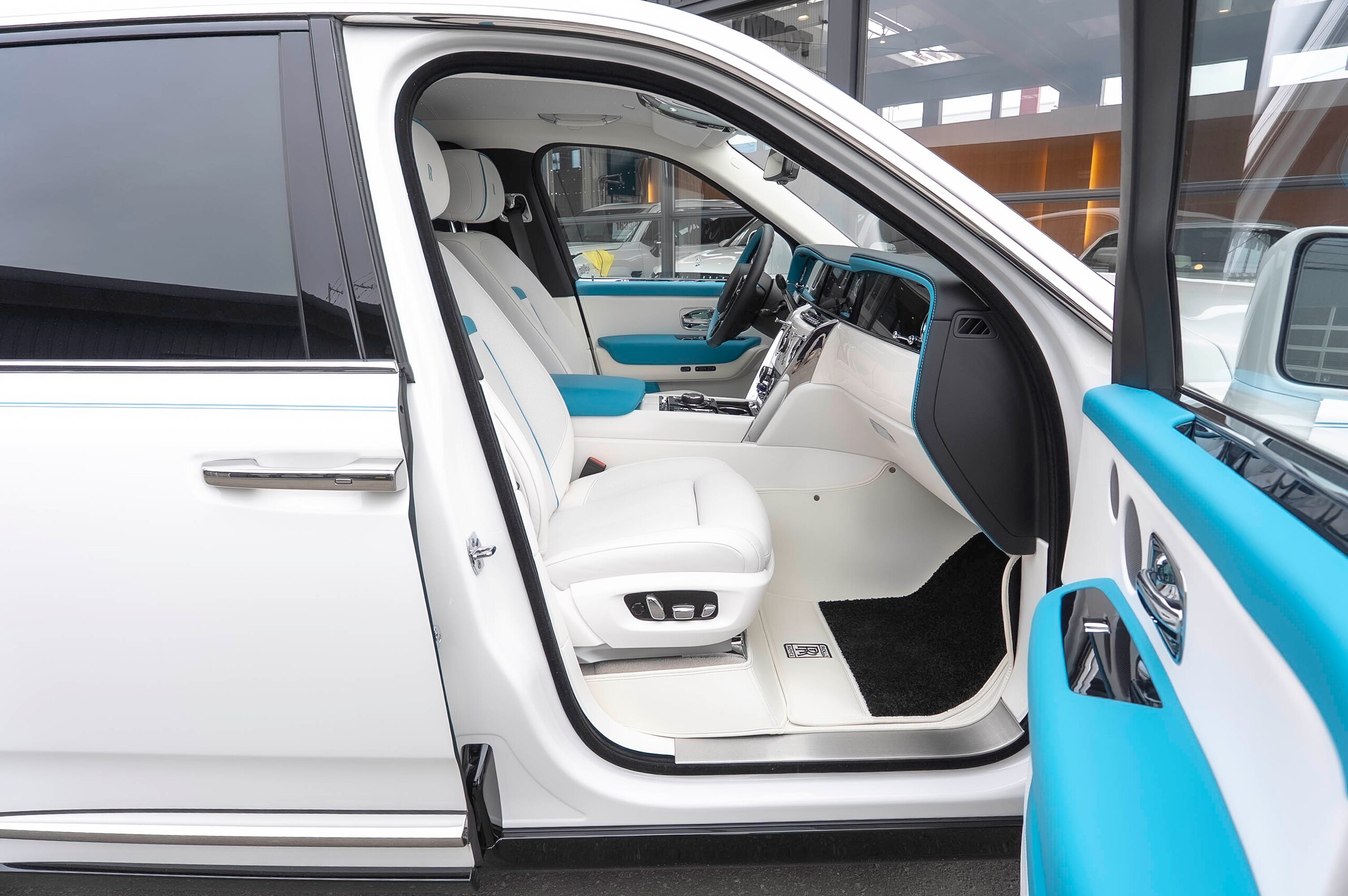2025 Rolls-Royce Cullinan - ロールスロイス カリナン 6.75 4WD 全周囲カメラ ナビ フルセグTV 後席モニター 22インチツインスポークパートポリッシュ ピアノホワイト ラウンジシート シューティングスターヘッドライナー RRヘッドレスト刺績