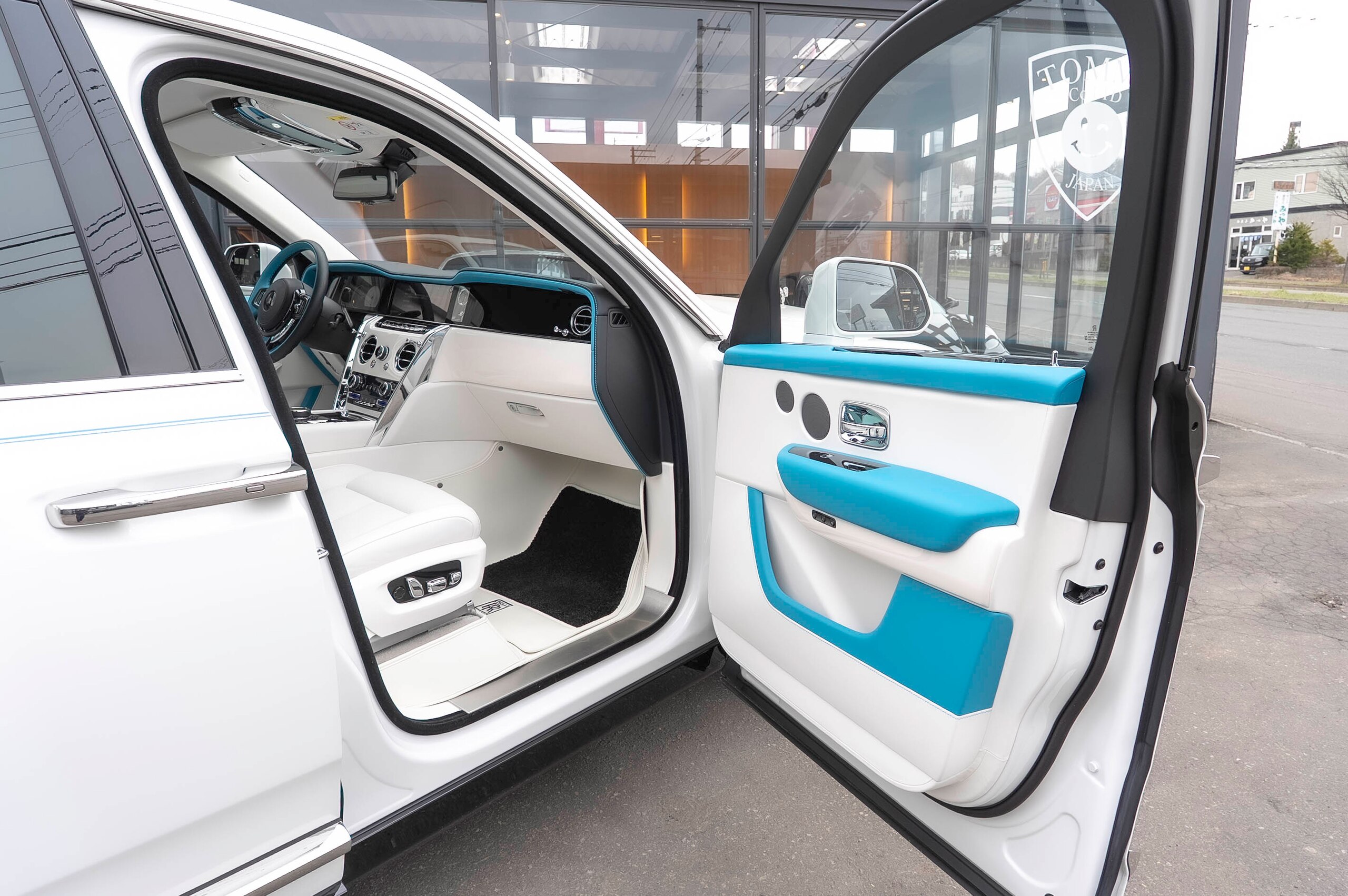 2025 Rolls-Royce Cullinan - ロールスロイス カリナン 6.75 4WD 全周囲カメラ ナビ フルセグTV 後席モニター 22インチツインスポークパートポリッシュ ピアノホワイト ラウンジシート シューティングスターヘッドライナー RRヘッドレスト刺績