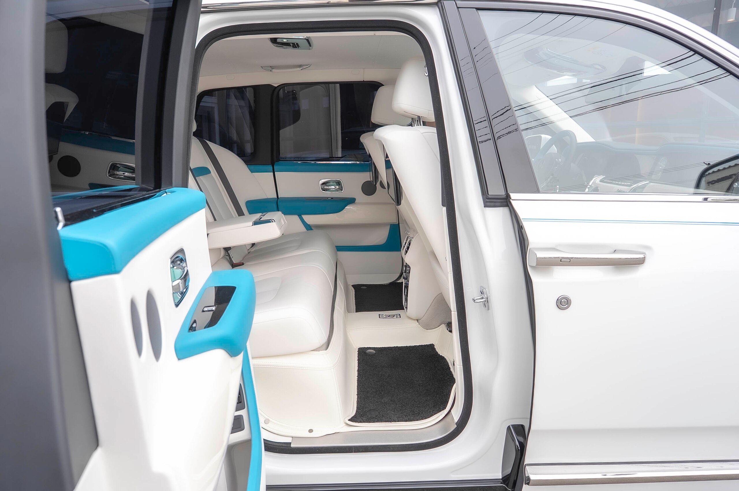 2025 Rolls-Royce Cullinan - ロールスロイス カリナン 6.75 4WD 全周囲カメラ ナビ フルセグTV 後席モニター 22インチツインスポークパートポリッシュ ピアノホワイト ラウンジシート シューティングスターヘッドライナー RRヘッドレスト刺績