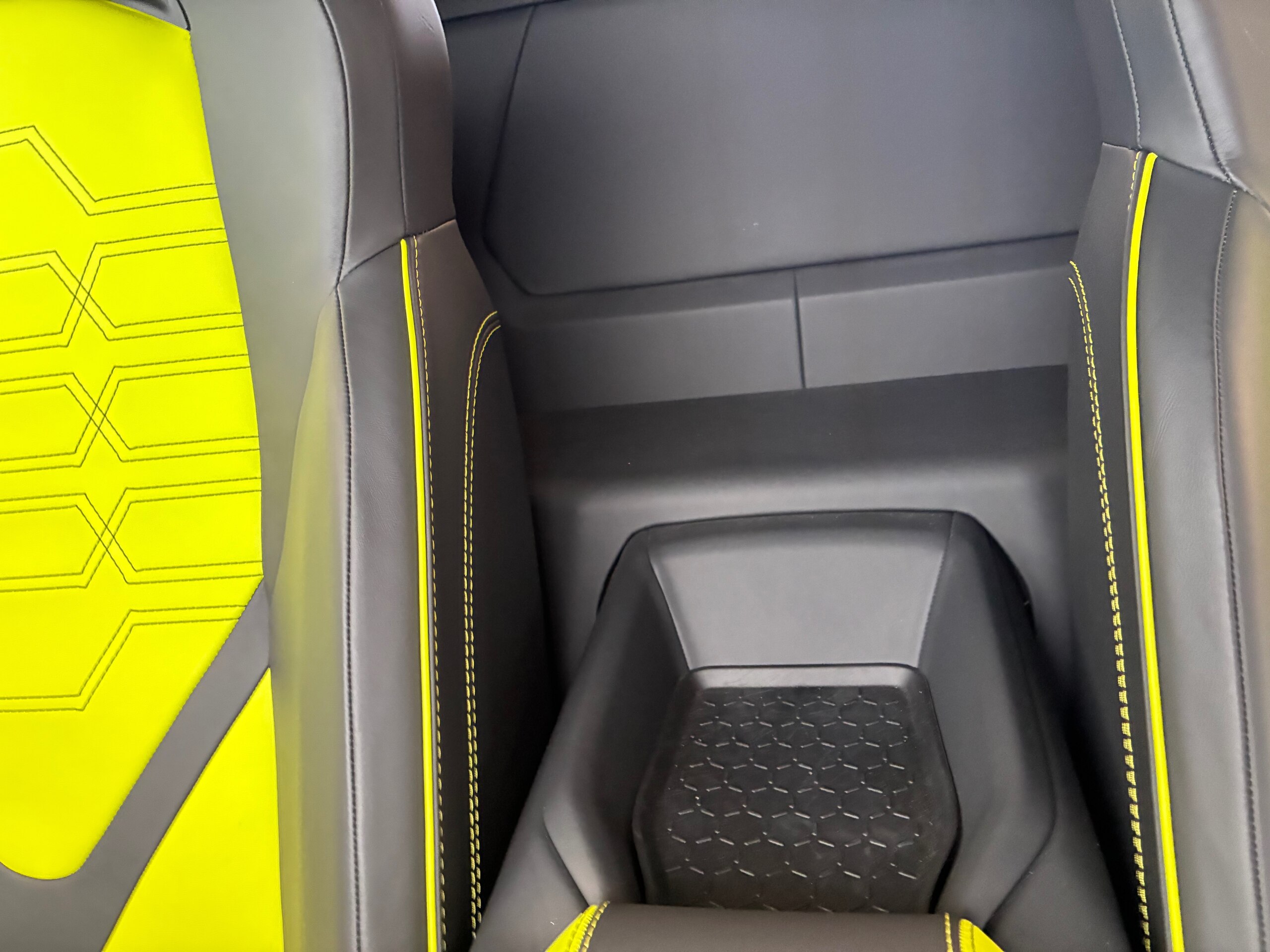 2025 Lamborghini Revuelto - ランボルギーニ レヴエルト 6.5 4WD Aerodynamic door fin in Carbon Matt Lower exterior carbon package - matt Rims Triguero Matt Titanium (20/21 forged) Titanium bolts