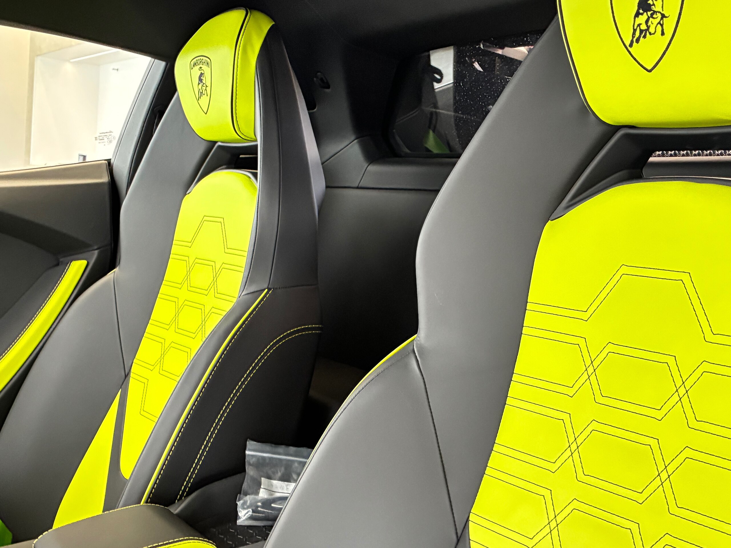2025 Lamborghini Revuelto - ランボルギーニ レヴエルト 6.5 4WD Aerodynamic door fin in Carbon Matt Lower exterior carbon package - matt Rims Triguero Matt Titanium (20/21 forged) Titanium bolts
