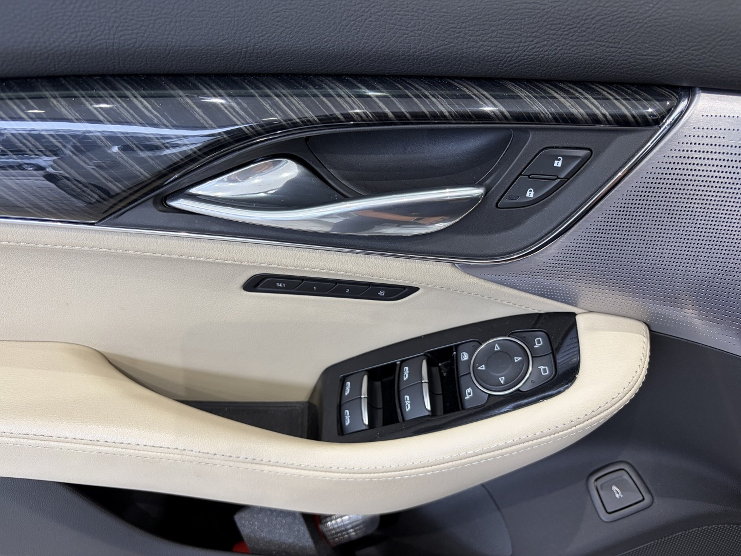 2024 Cadillac CT5 - キャデラック CT5 プラチナム 正規ディーラー車 1オーナー 弊社ユーザー様買い取り車両 AppleCarPlay&AndroidAuto アダプティブクルーズコントロール シートヒーター ベンチレーション ヘッドアップディスプレイ ステアリングヒーター