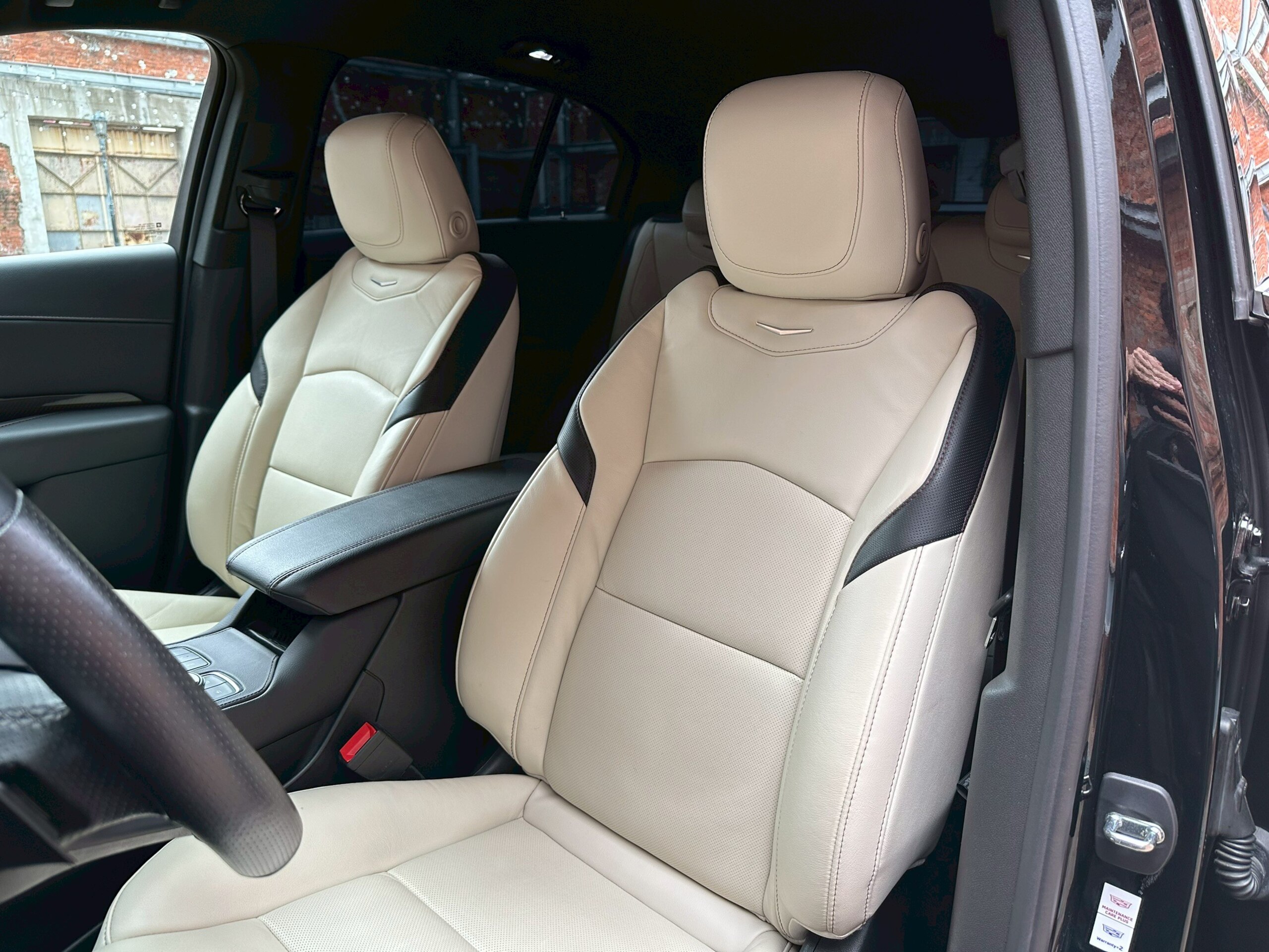 2022 Cadillac XT4 - キャデラック XT4 スポーツ 4WD ホワイト革/全席シートヒーター/前席ベンチレーション/デジタルインナーミラー/レーンキープアシスト/全方位カメラ/AppleCarPlay/ブラインドスポットモニター/ワイヤレス充電/メモリー付きパワーシート/ACC/HUD/ETC