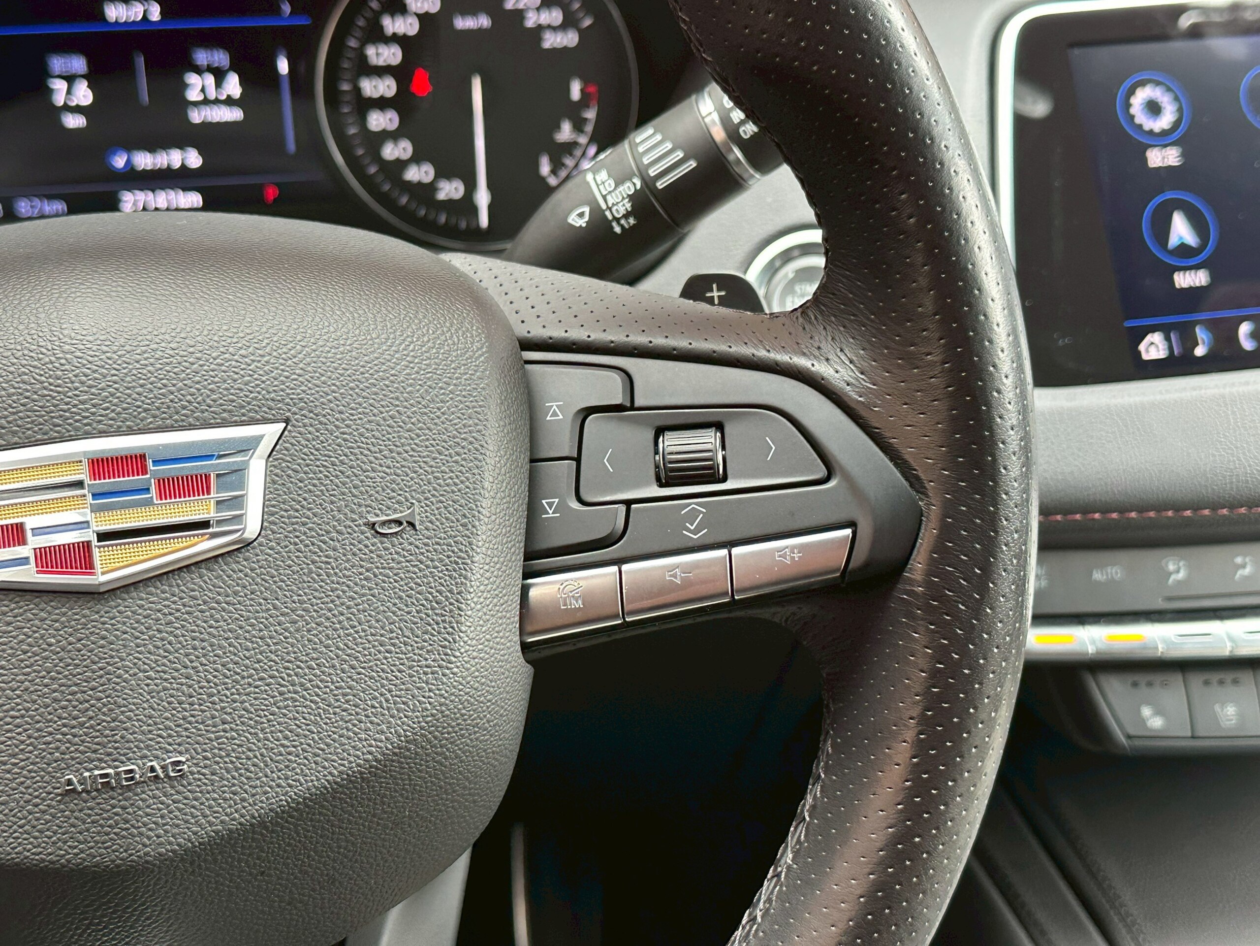 2022 Cadillac XT4 - キャデラック XT4 スポーツ 4WD ホワイト革/全席シートヒーター/前席ベンチレーション/デジタルインナーミラー/レーンキープアシスト/全方位カメラ/AppleCarPlay/ブラインドスポットモニター/ワイヤレス充電/メモリー付きパワーシート/ACC/HUD/ETC