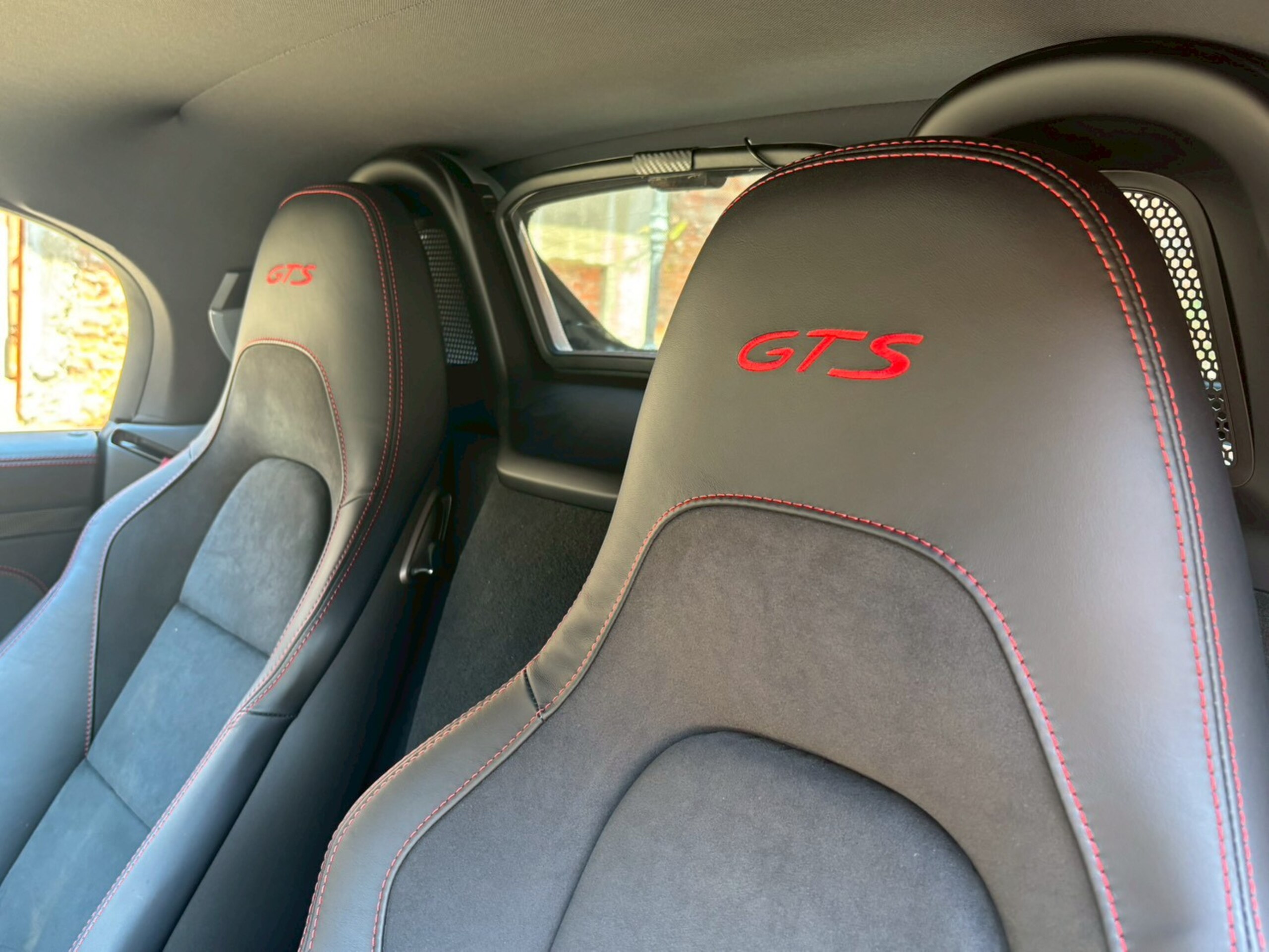 2024 Porsche 718 Boxster - ポルシェ 718ボクスター GTS 4.0 ワンオーナー/GTSインテリアPKG/カーボンインテリア/GTステアリング/シートヒーター/ステアリングヒーター/ブルーソフトトップ/カーマンレッドメーターパネル/レーンチェンジアシスト/クルーズコントロール/スポクロ