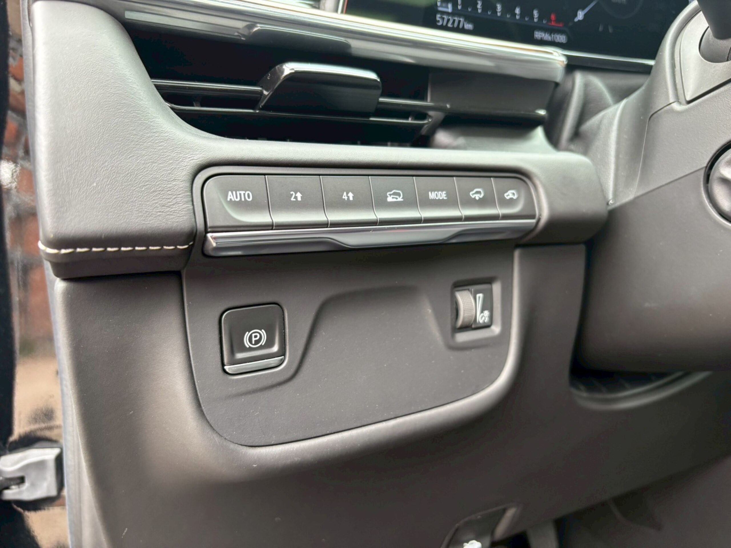 2021 Cadillac Escalade - キャデラック エスカレード プラチナム 4WD ブラックレザーシート/サンルーフ/AKGスピーカー/リアモニター/電動サイドステップ/クールボックス/ナイトビジョン/ヘッドアップディスプレイ/アンビエントライト/360度カメラ/アダプティブクルーズコントロール/ETC
