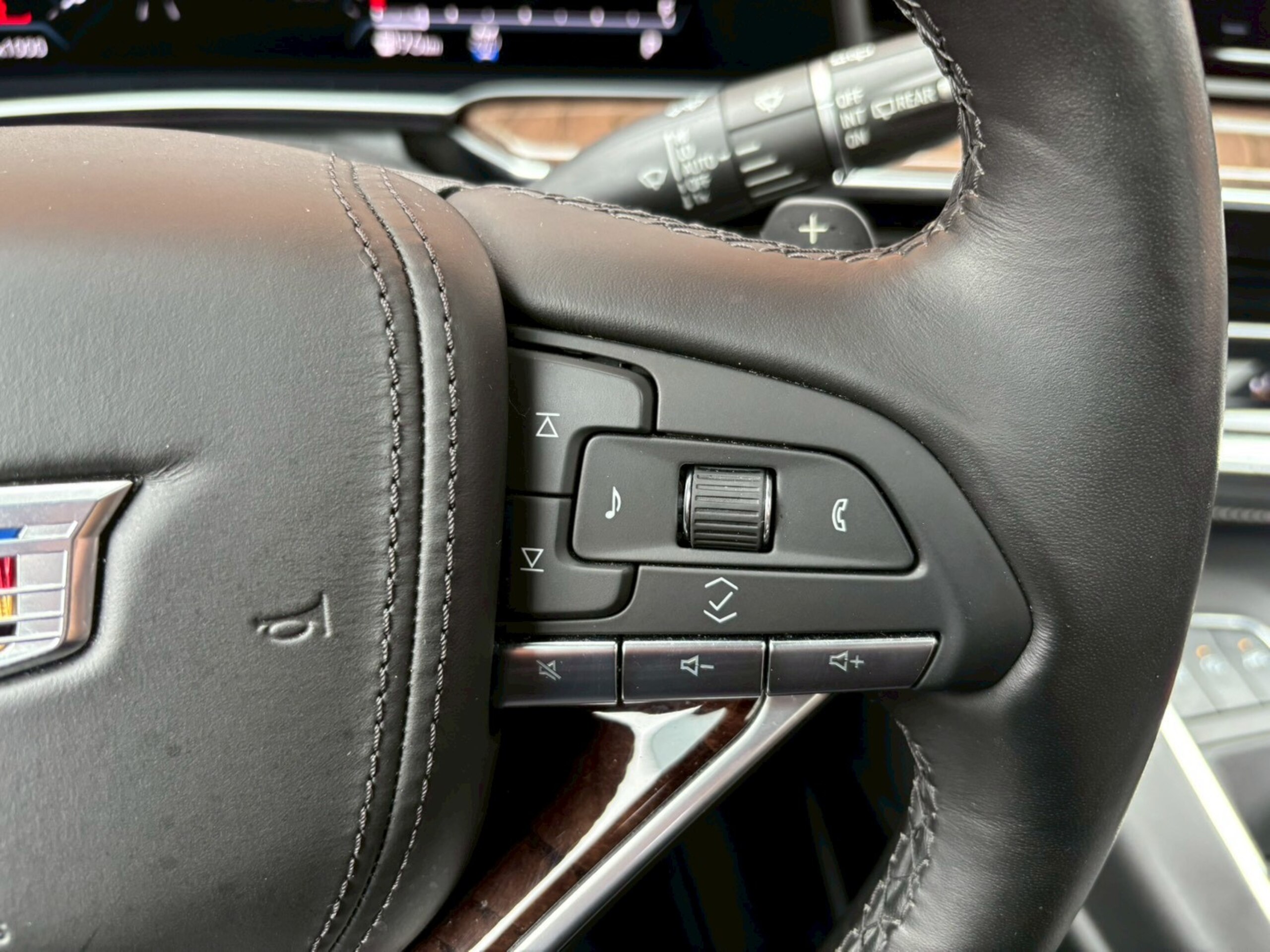 2021 Cadillac Escalade - キャデラック エスカレード プラチナム 4WD ブラックレザーシート/サンルーフ/AKGスピーカー/リアモニター/電動サイドステップ/クールボックス/ナイトビジョン/ヘッドアップディスプレイ/アンビエントライト/360度カメラ/アダプティブクルーズコントロール/ETC