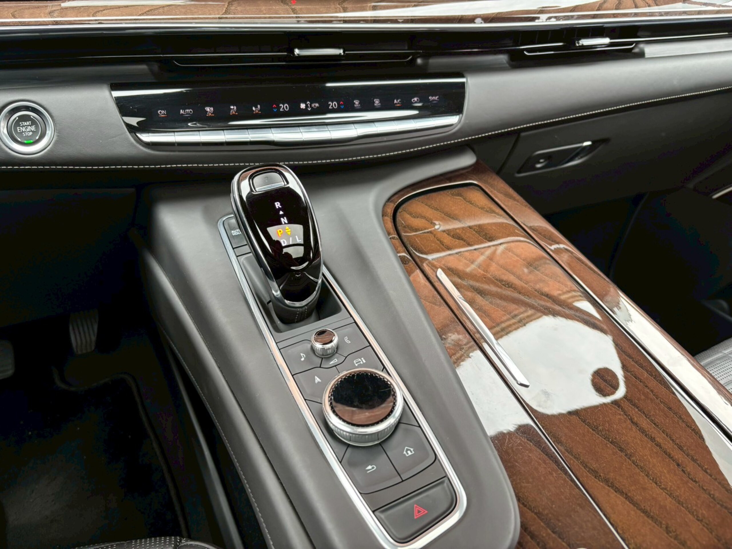2021 Cadillac Escalade - キャデラック エスカレード プラチナム 4WD ブラックレザーシート/サンルーフ/AKGスピーカー/リアモニター/電動サイドステップ/クールボックス/ナイトビジョン/ヘッドアップディスプレイ/アンビエントライト/360度カメラ/アダプティブクルーズコントロール/ETC