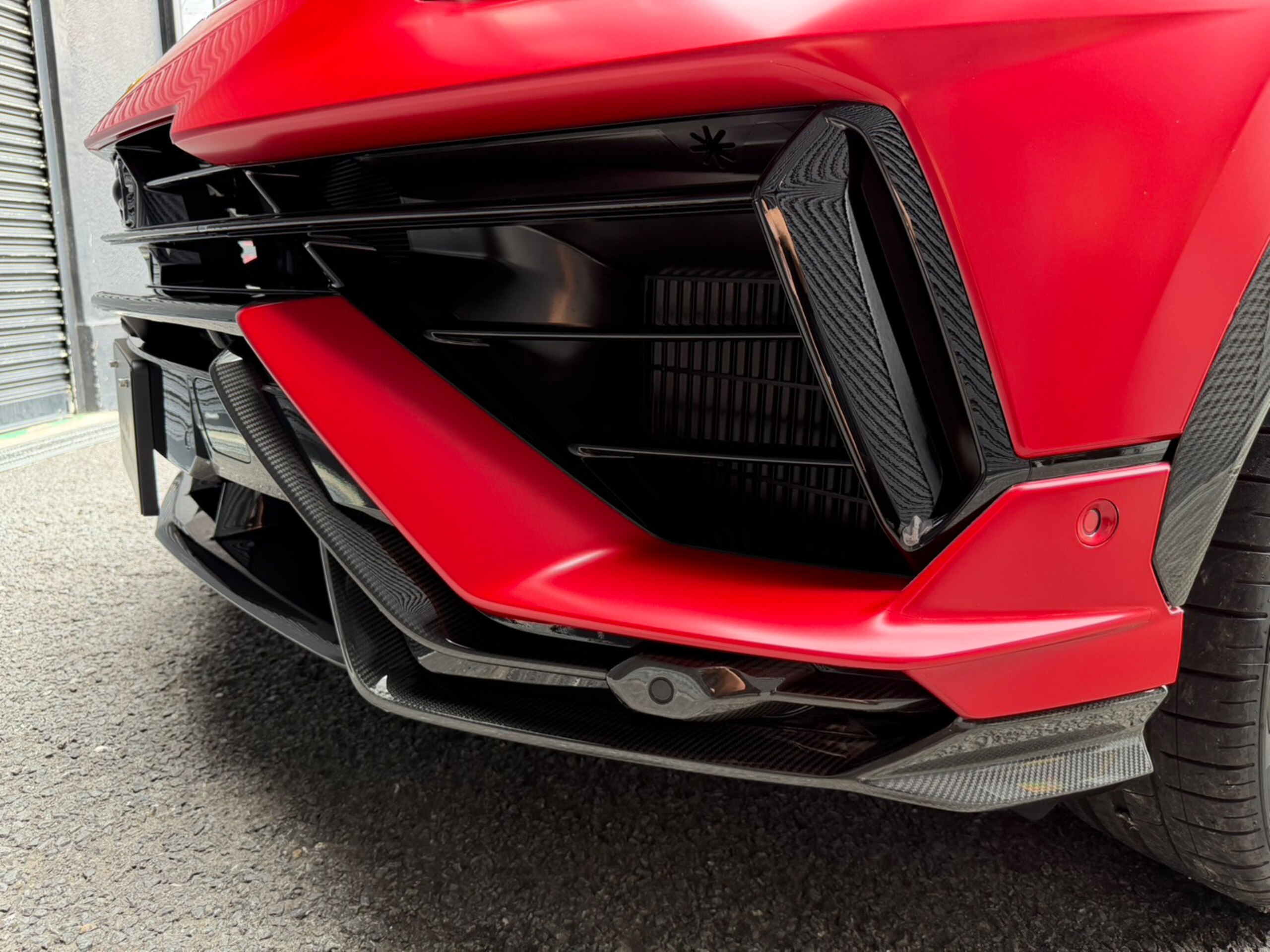 2025 Lamborghini Urus - ランボルギーニ ウルス ペルフォルマンテ 4WD マットプロテクション パノラマルーフ カーボンボンネット カーボンリップ 23インチホイール アルカンターラインテリア レッドステッチ スポーツシートカラーシートベルト カーボンインテリアパネル