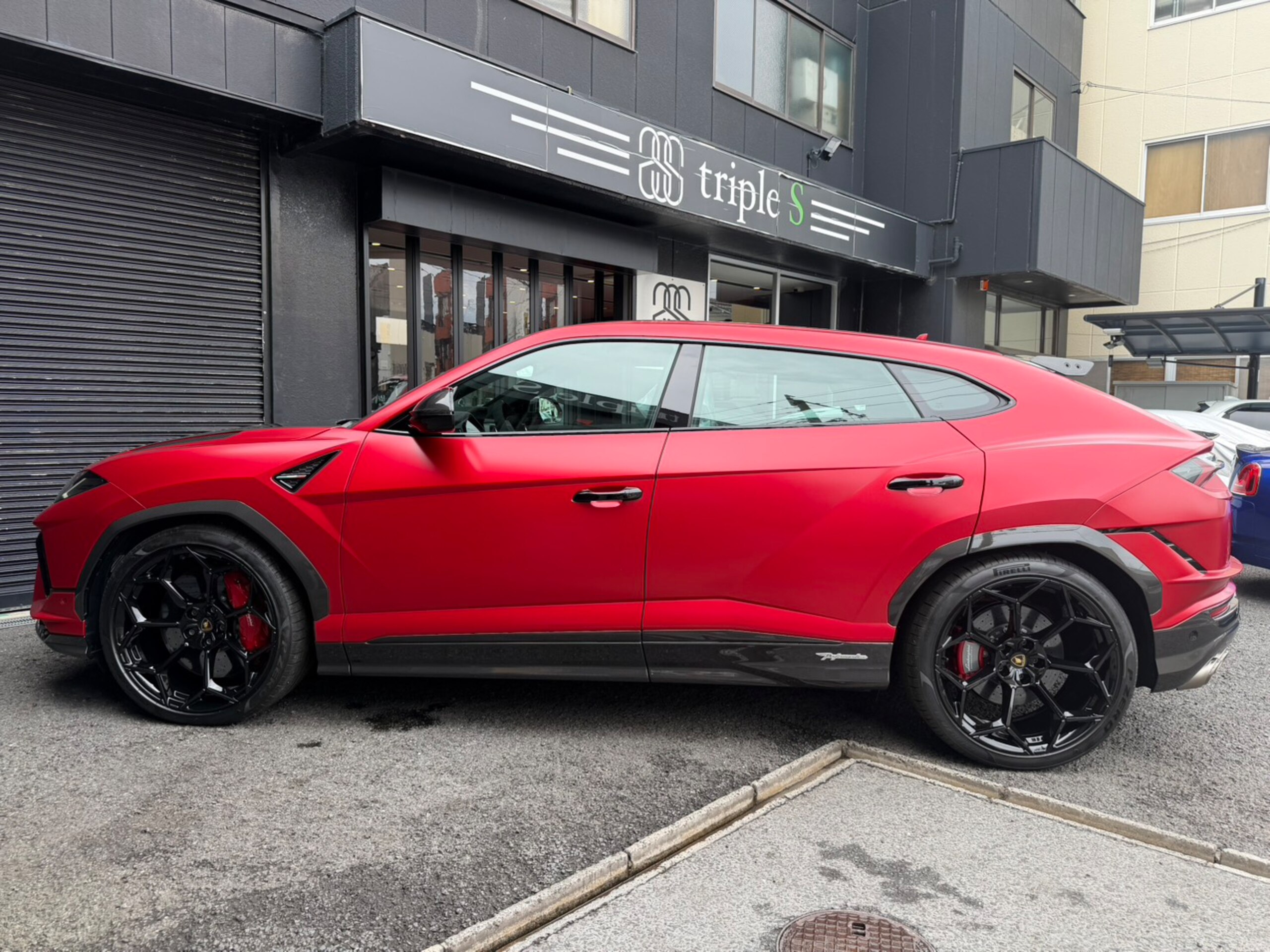 2025 Lamborghini Urus - ランボルギーニ ウルス ペルフォルマンテ 4WD マットプロテクション パノラマルーフ カーボンボンネット カーボンリップ 23インチホイール アルカンターラインテリア レッドステッチ スポーツシートカラーシートベルト カーボンインテリアパネル