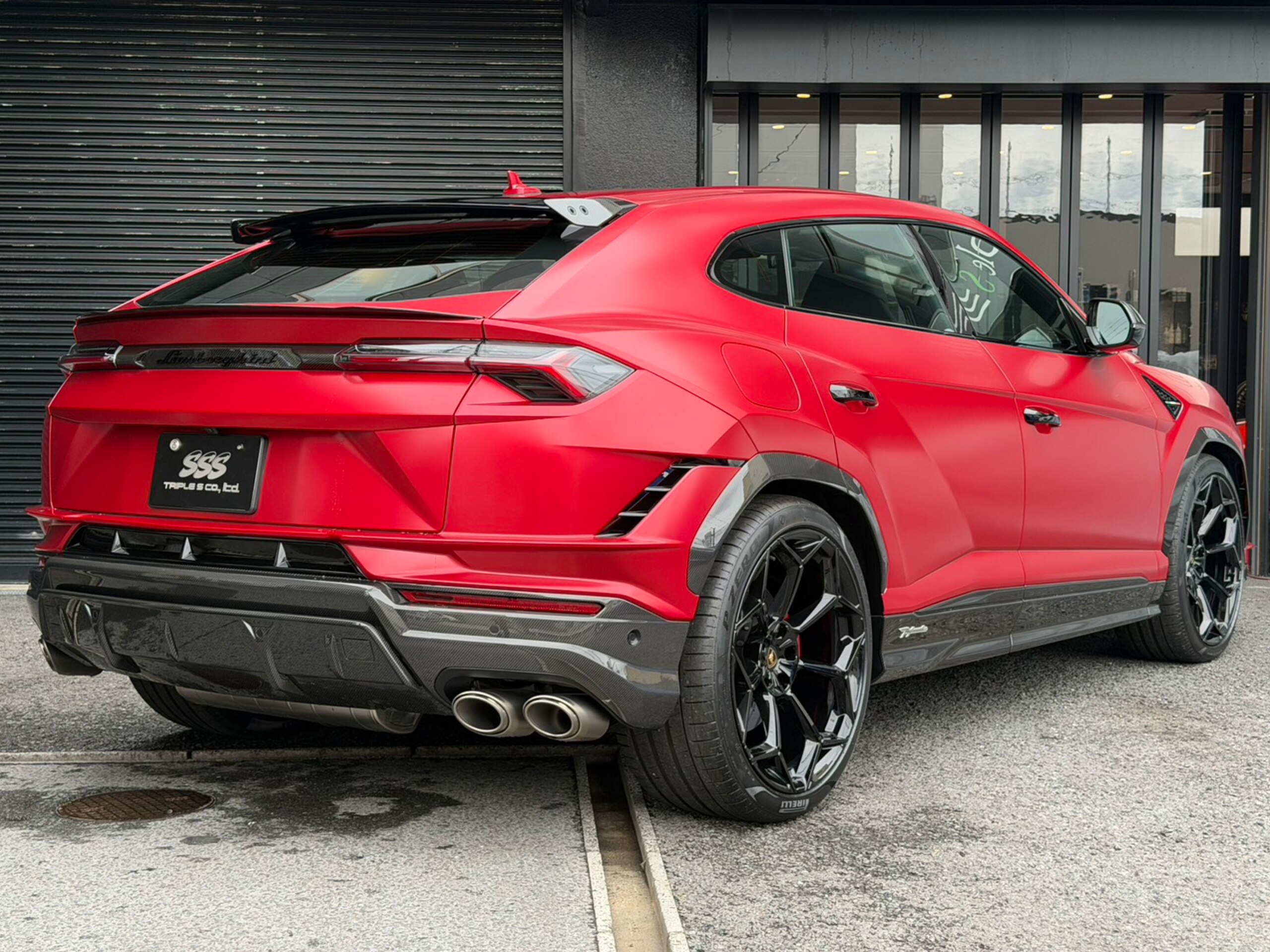 2025 Lamborghini Urus - ランボルギーニ ウルス ペルフォルマンテ 4WD マットプロテクション パノラマルーフ カーボンボンネット カーボンリップ 23インチホイール アルカンターラインテリア レッドステッチ スポーツシートカラーシートベルト カーボンインテリアパネル