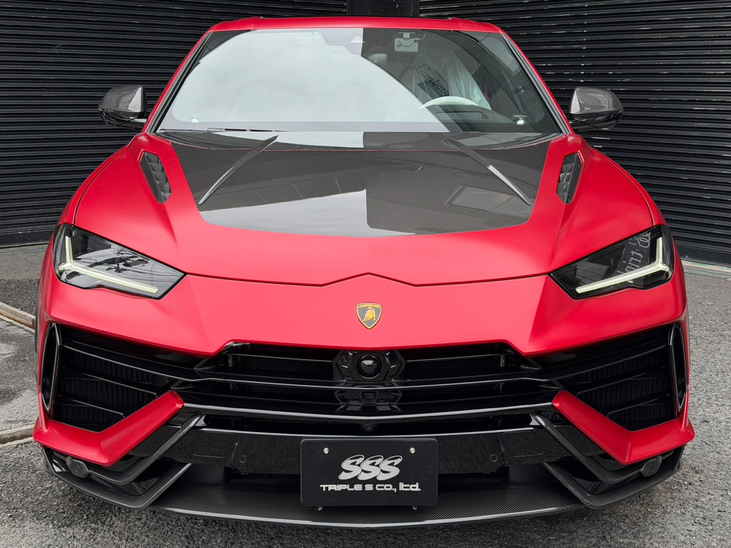 2025 Lamborghini Urus - ランボルギーニ ウルス ペルフォルマンテ 4WD マットプロテクション パノラマルーフ カーボンボンネット カーボンリップ 23インチホイール アルカンターラインテリア レッドステッチ スポーツシートカラーシートベルト カーボンインテリアパネル